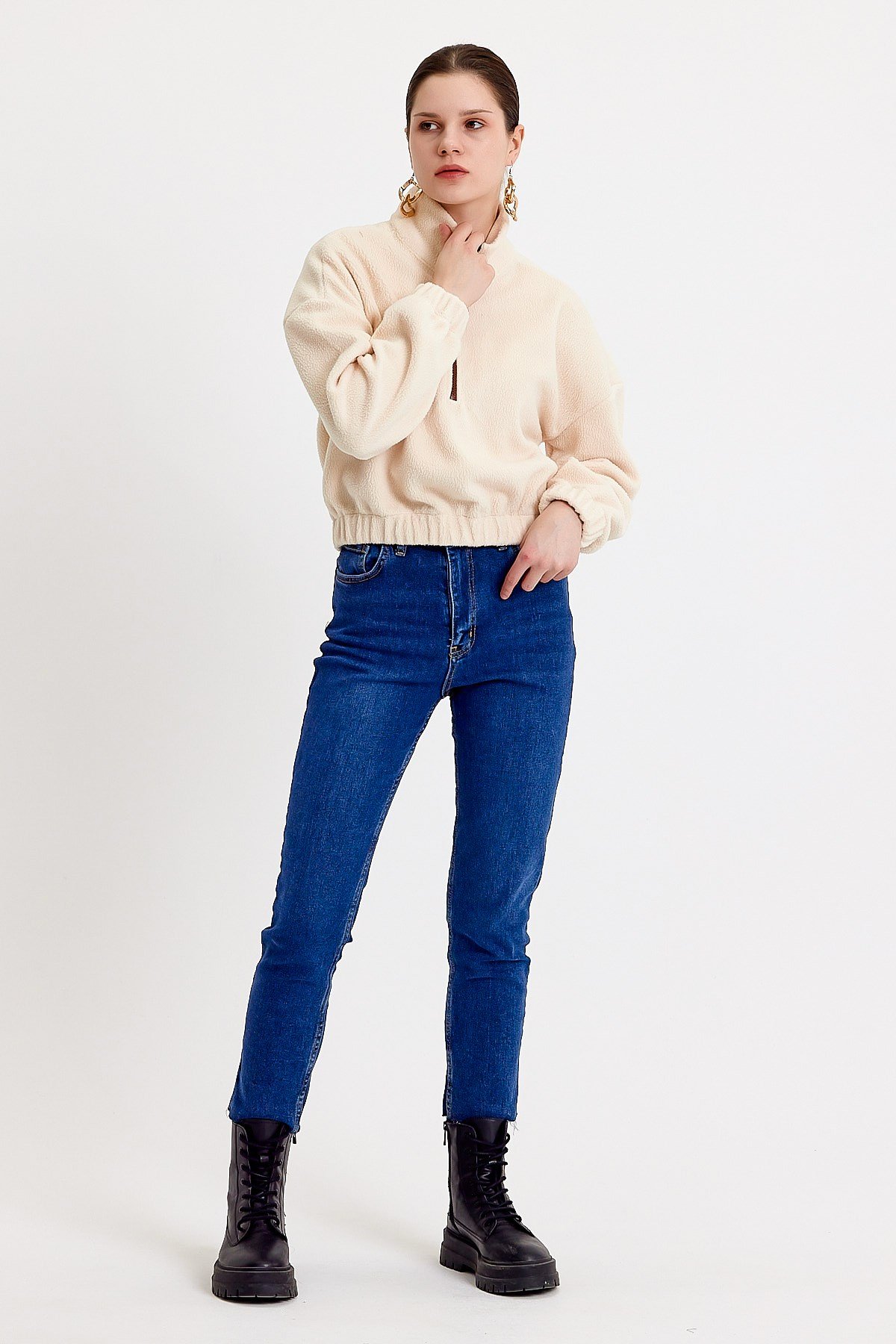 Dik Yaka Crop Fit Krem Peluş Sweatshirt