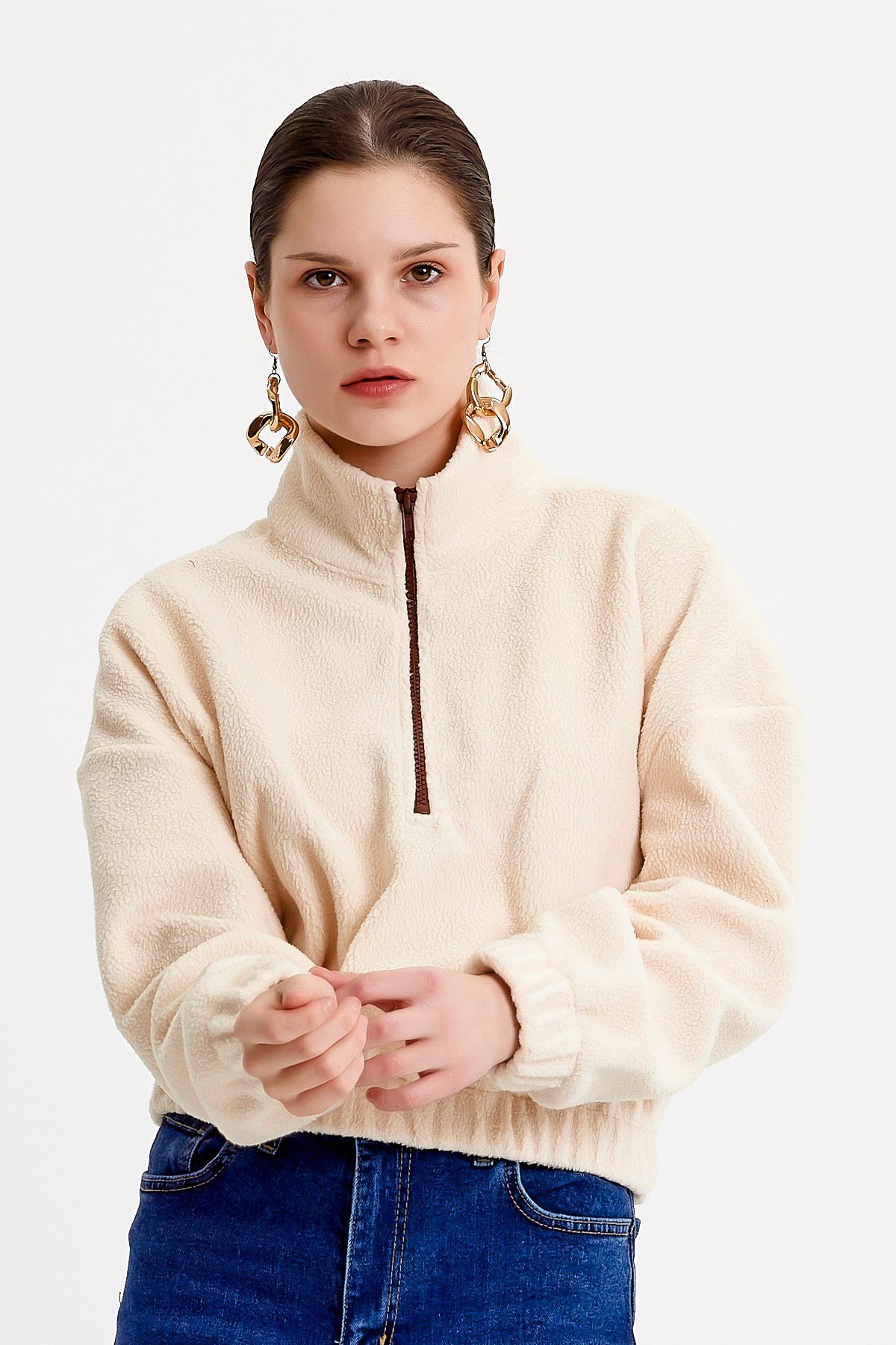 Dik Yaka Crop Fit Krem Peluş Sweatshirt