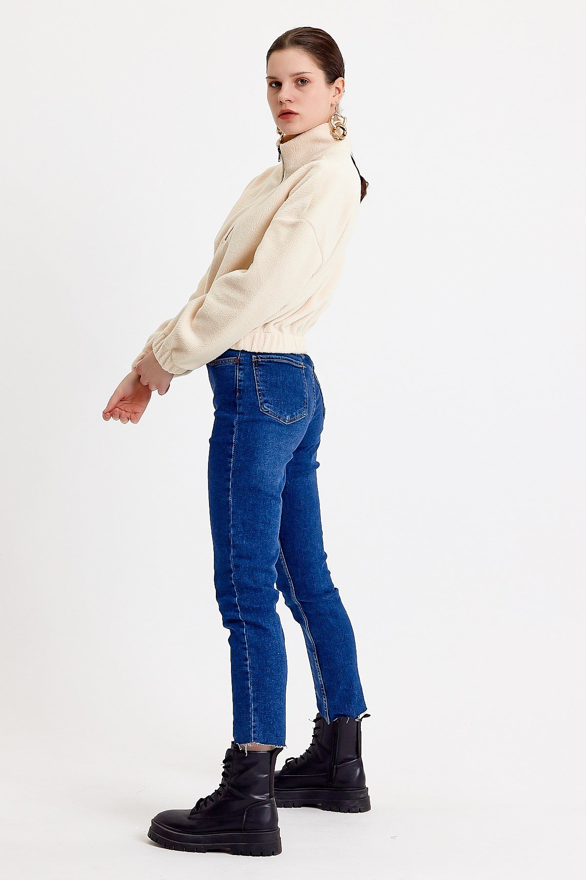 Dik Yaka Crop Fit Krem Peluş Sweatshirt