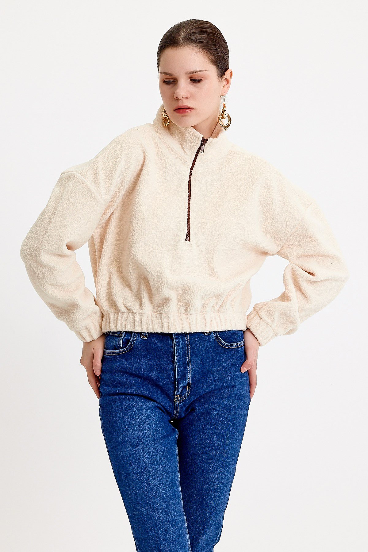 Dik Yaka Crop Fit Krem Peluş Sweatshirt