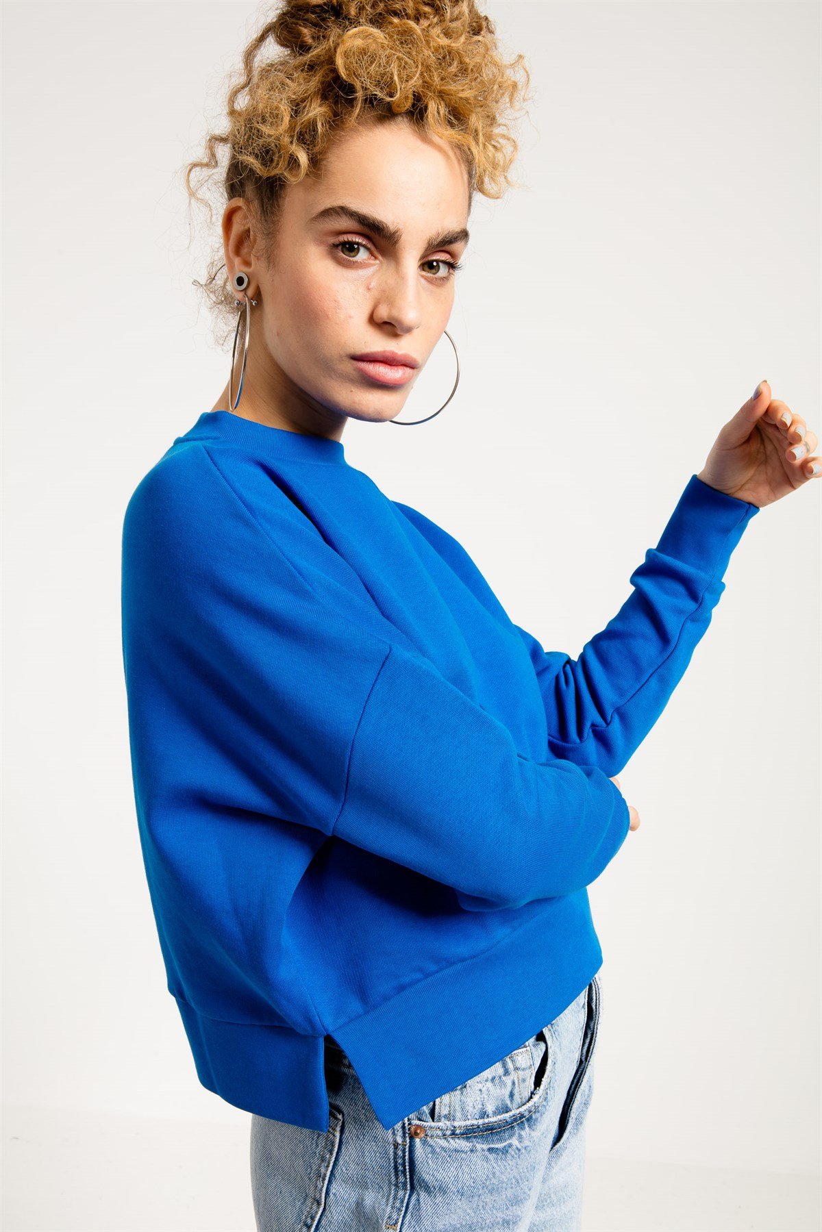 Düşük Omuzlu Yanları Yırtmaçlı Mavi Kadın Sweatshirt