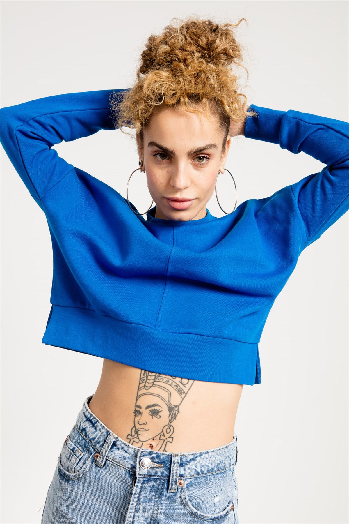 Düşük Omuzlu Yanları Yırtmaçlı Mavi Kadın Sweatshirt