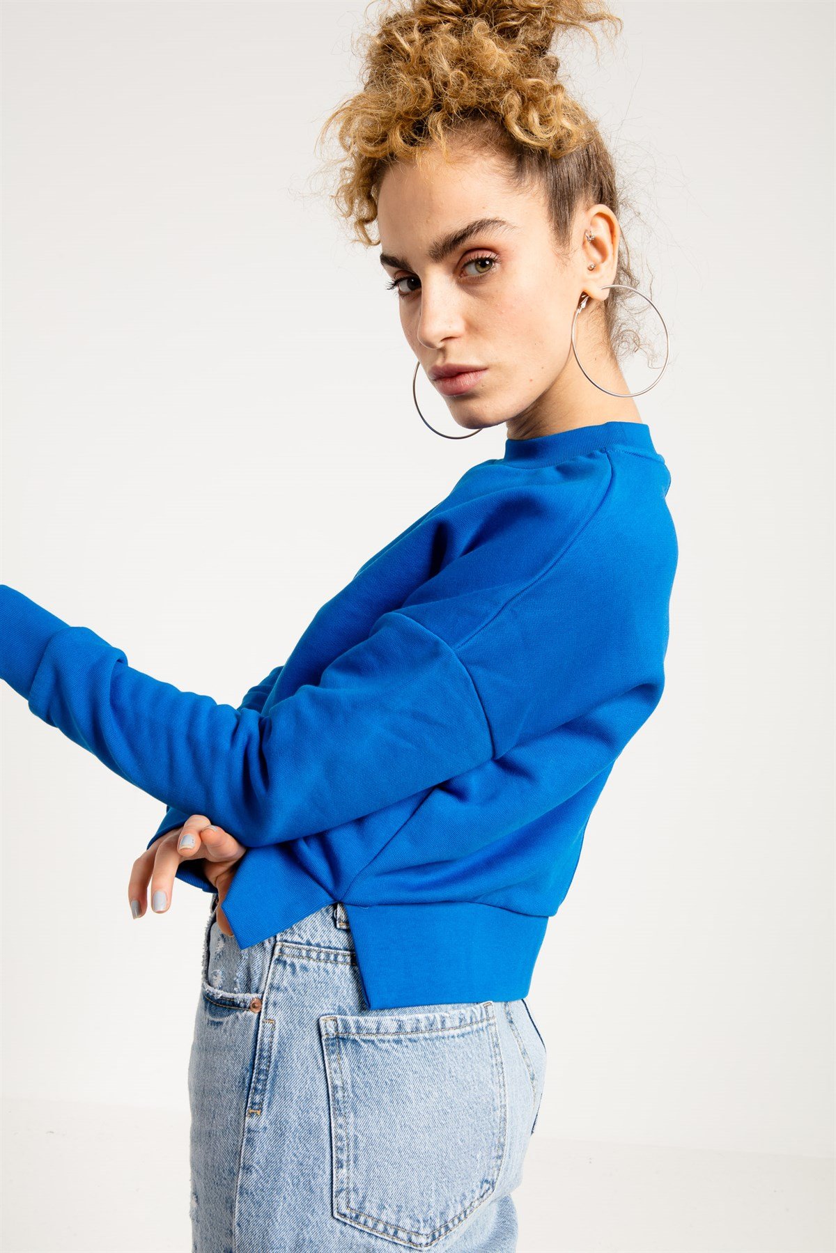 Düşük Omuzlu Yanları Yırtmaçlı Mavi Kadın Sweatshirt