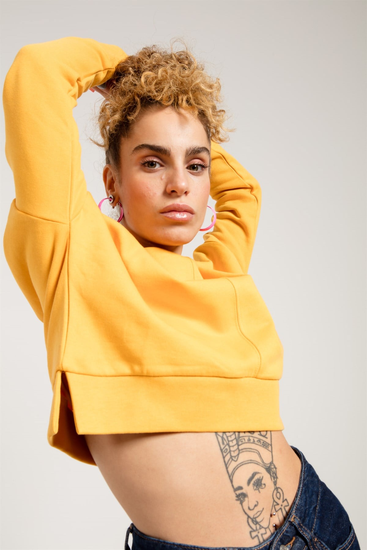 Düşük Omuzlu Yanları Yırtmaçlı Sarı Kadın Sweatshirt
