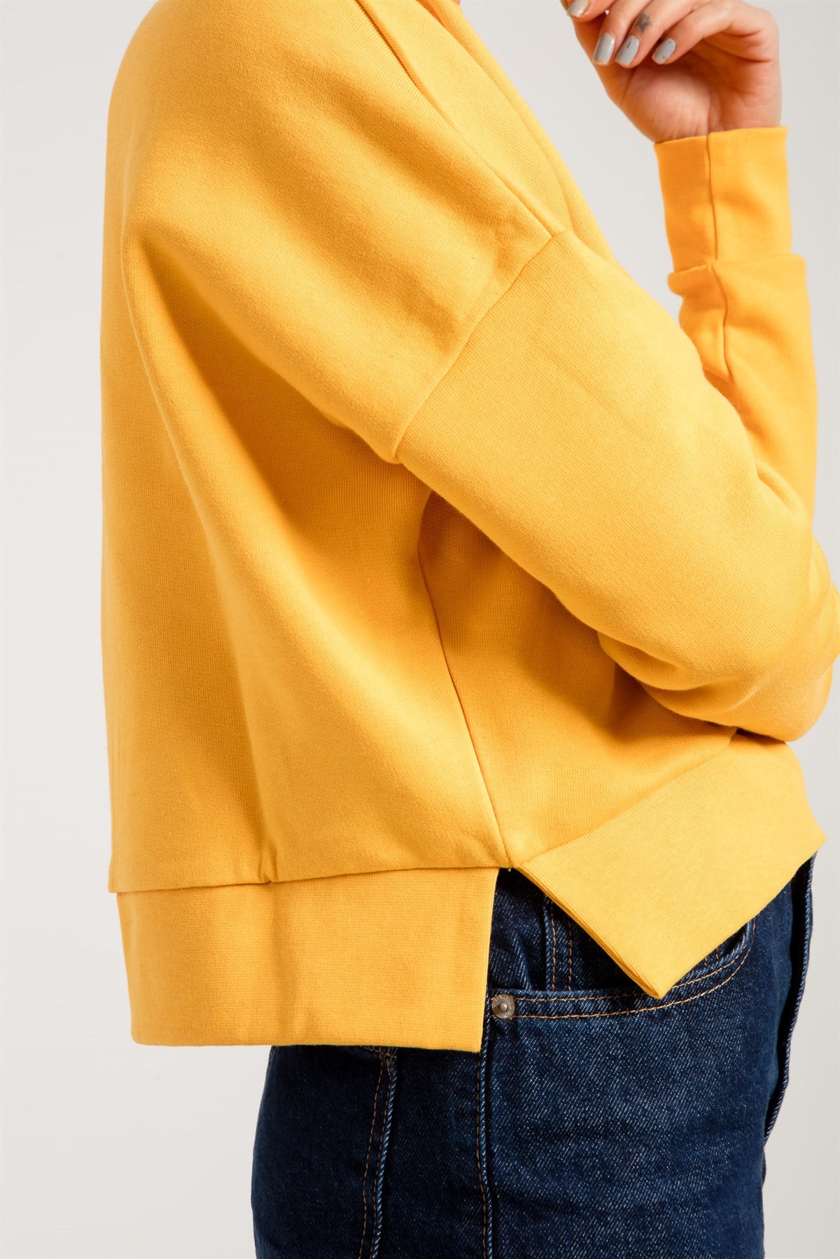 Düşük Omuzlu Yanları Yırtmaçlı Sarı Kadın Sweatshirt