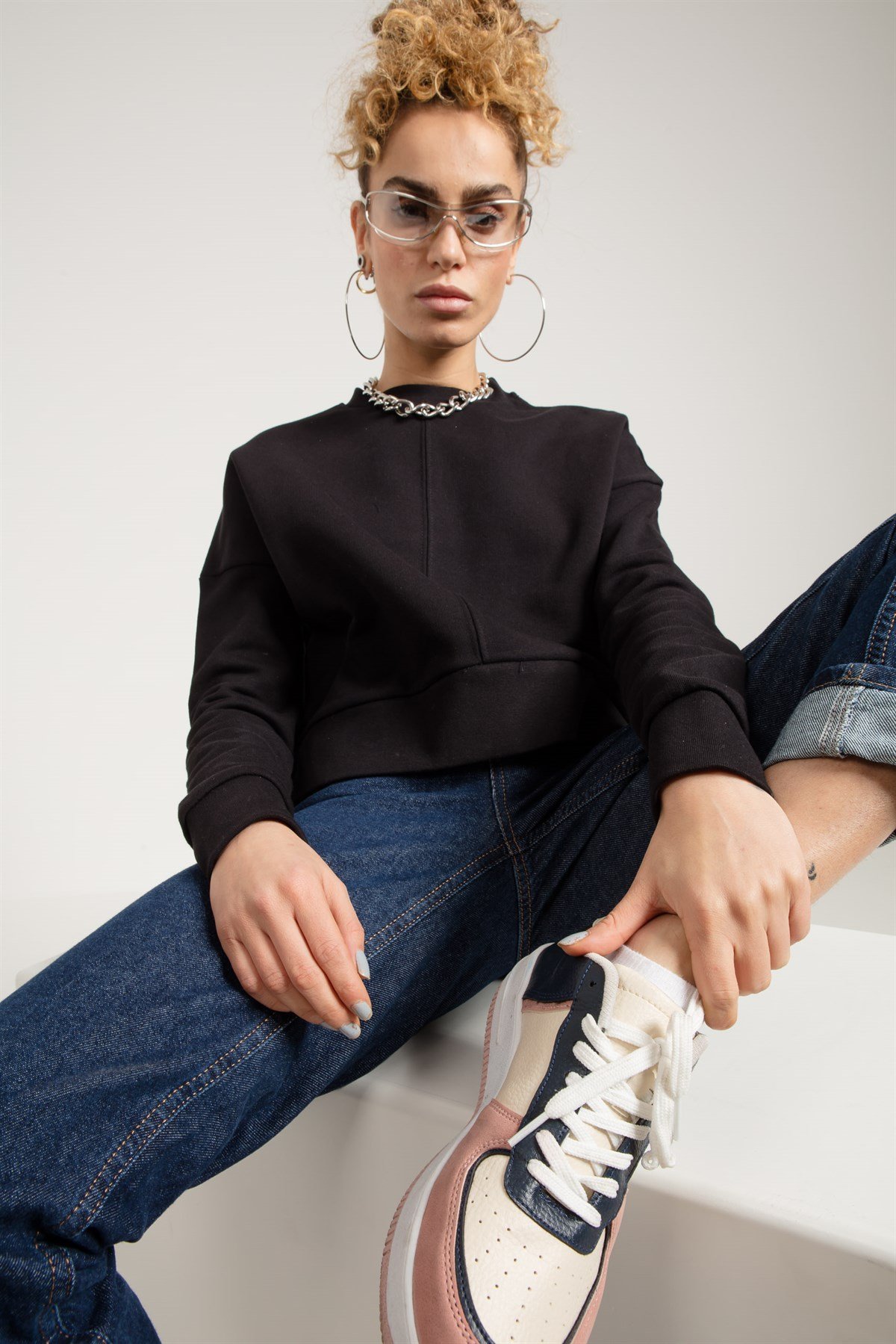Düşük Omuzlu Yanları Yırtmaçlı Siyah Kadın Sweatshirt