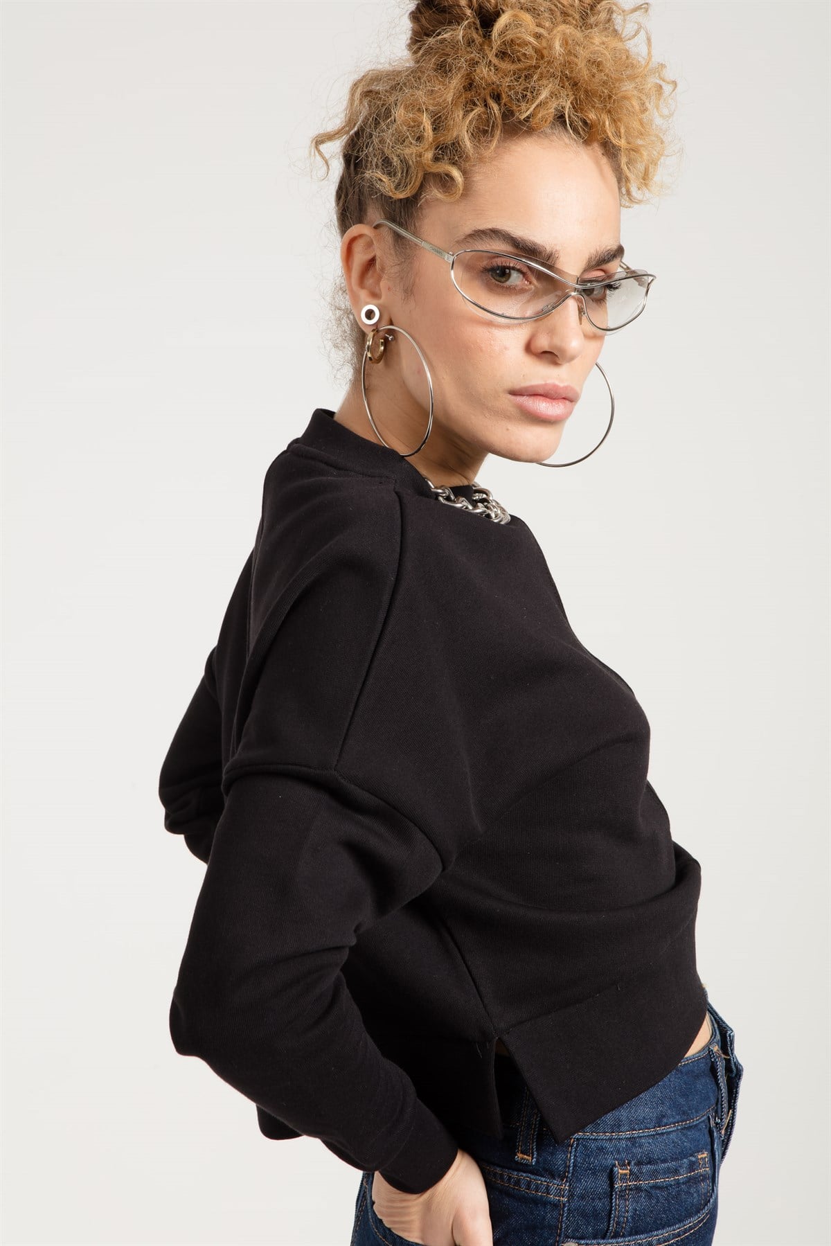 Düşük Omuzlu Yanları Yırtmaçlı Siyah Kadın Sweatshirt