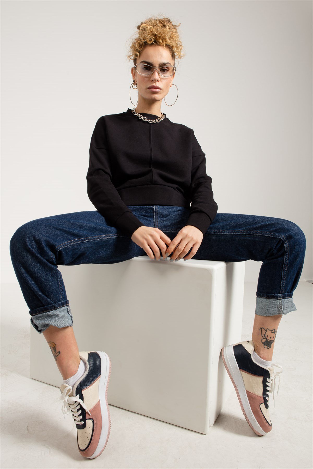 Düşük Omuzlu Yanları Yırtmaçlı Siyah Kadın Sweatshirt