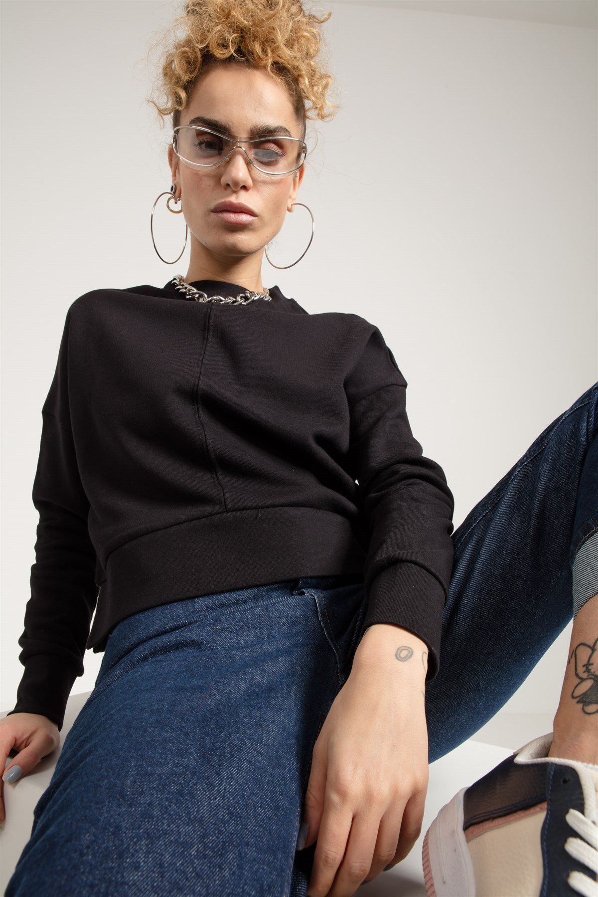 Düşük Omuzlu Yanları Yırtmaçlı Siyah Kadın Sweatshirt