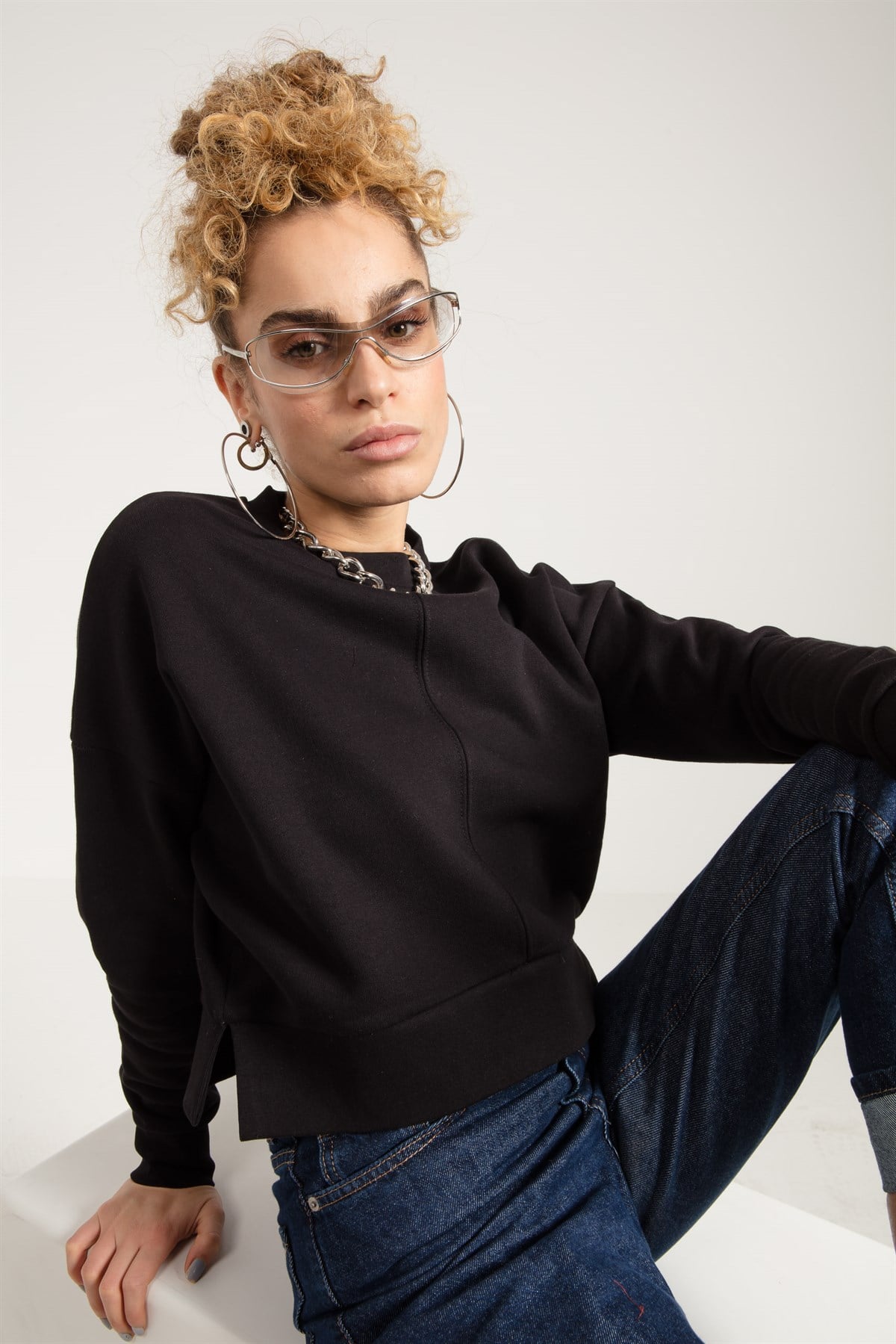 Düşük Omuzlu Yanları Yırtmaçlı Siyah Kadın Sweatshirt