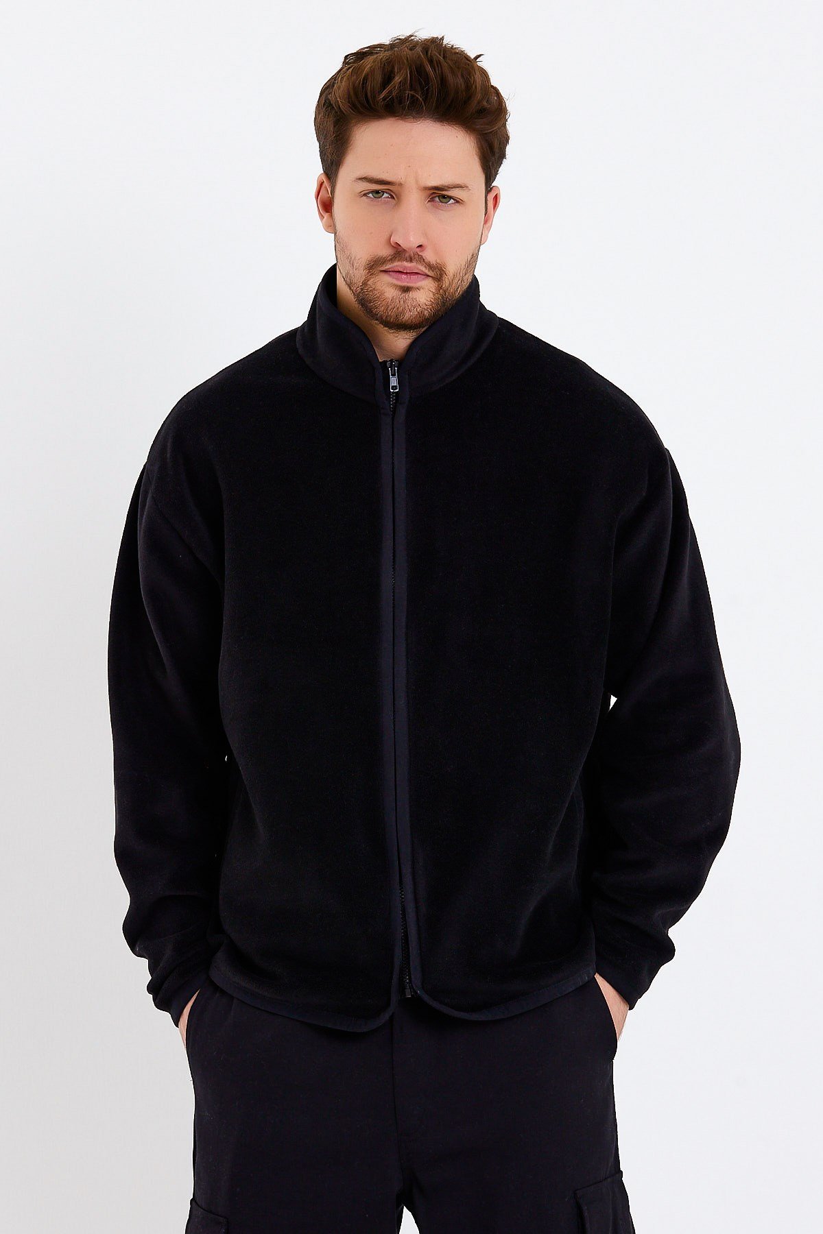 Fermuarlı Dik Yaka Siyah Polar Ceket