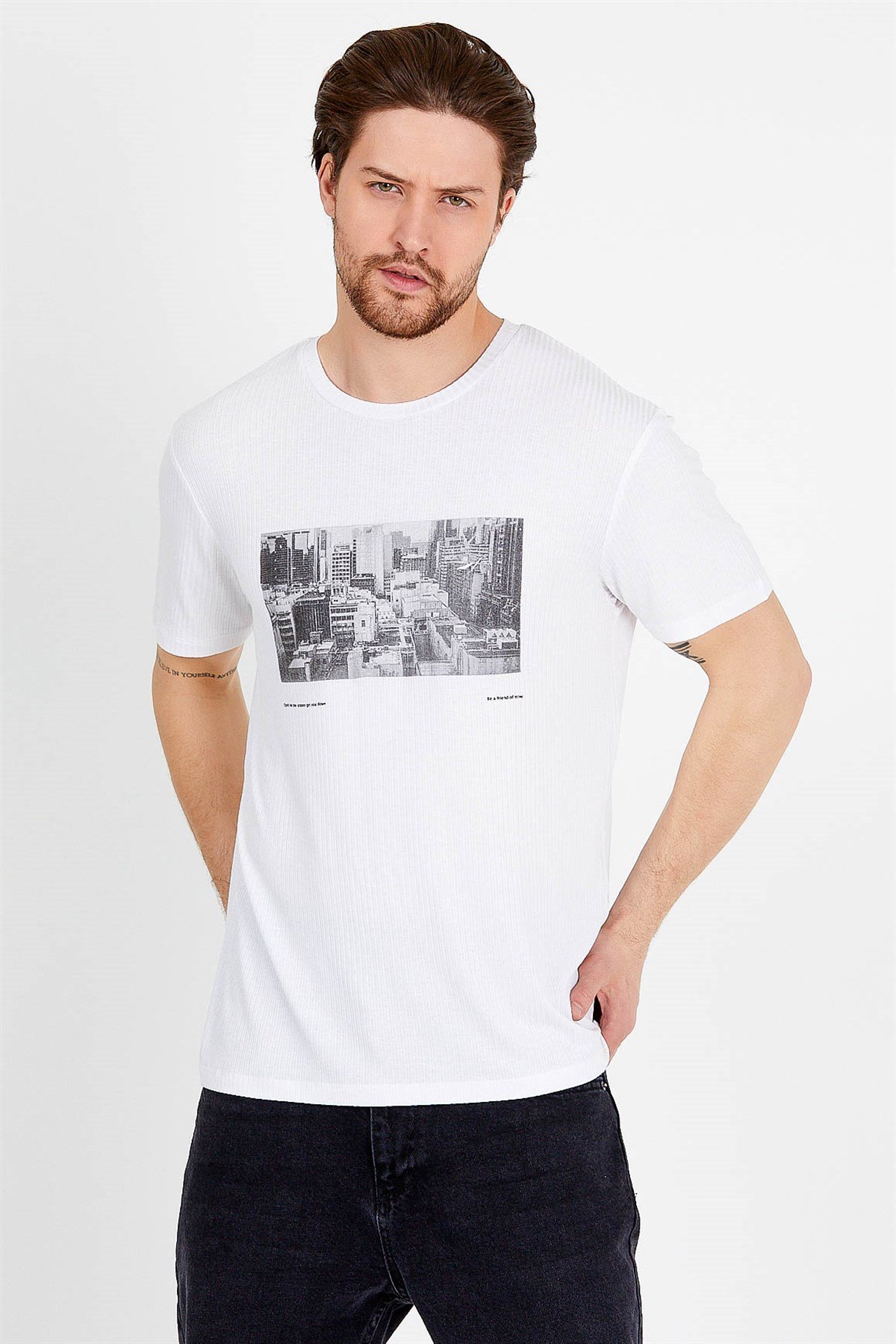 Basic T-shirt in White with Print