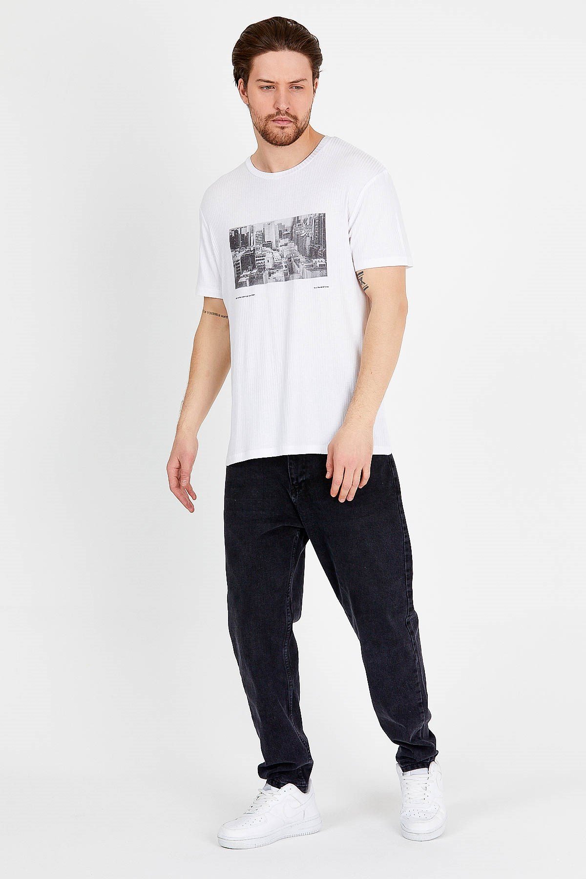 Basic T-shirt in White with Print