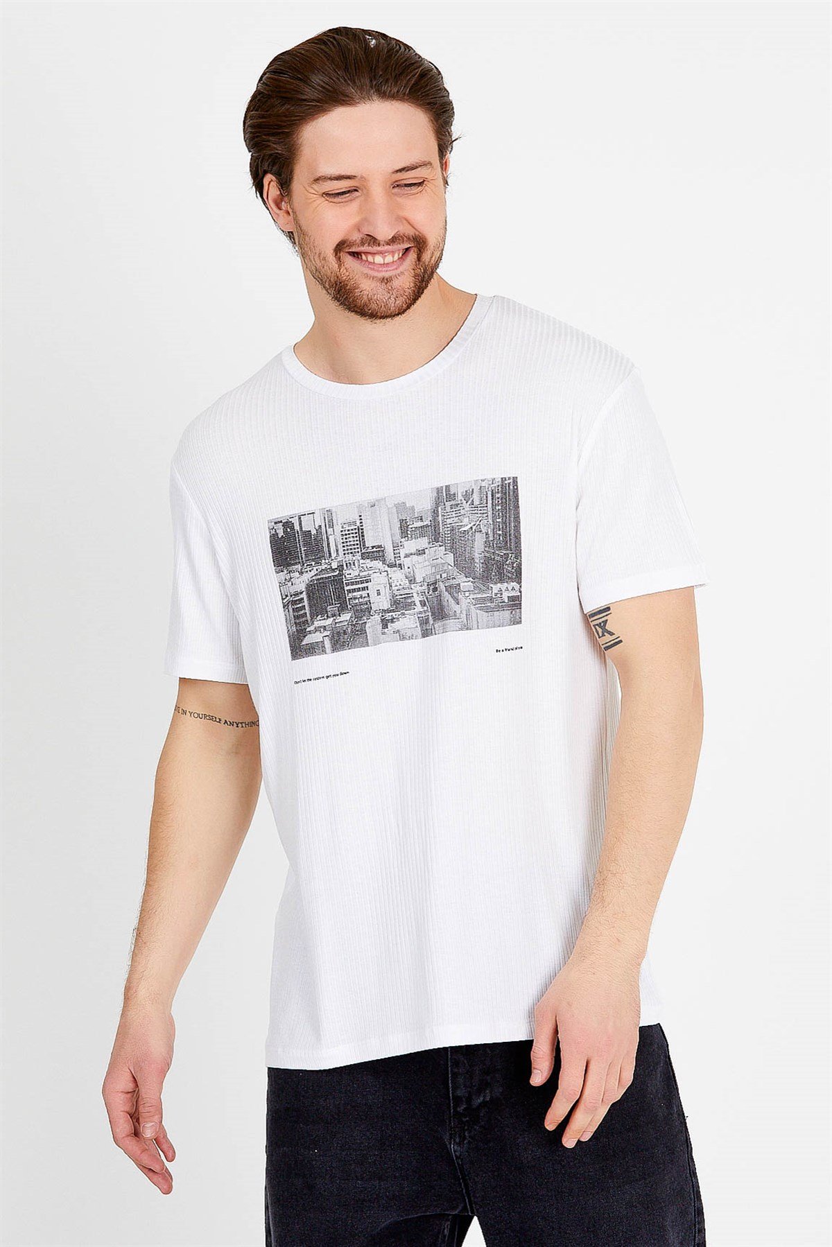 Basic T-shirt in White with Print