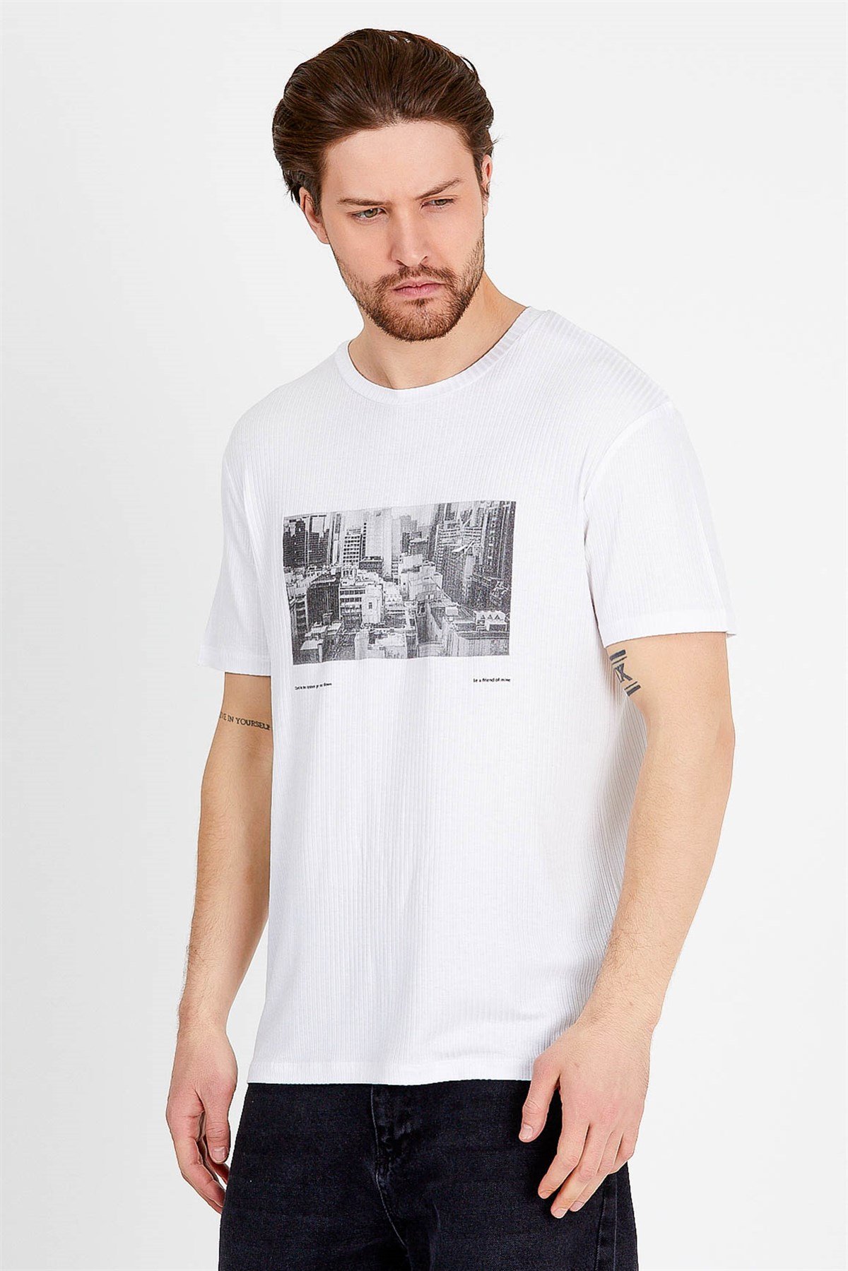 Basic T-shirt in White with Print