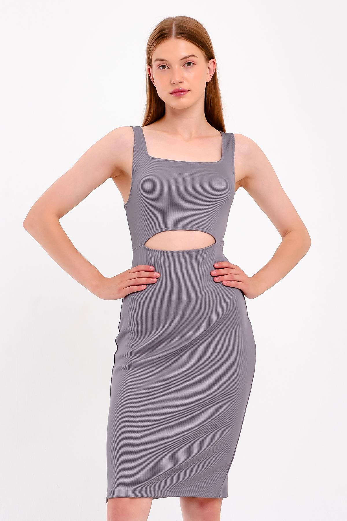 Kare Yaka Göbek Dekolte Detaylı Gri Elbise