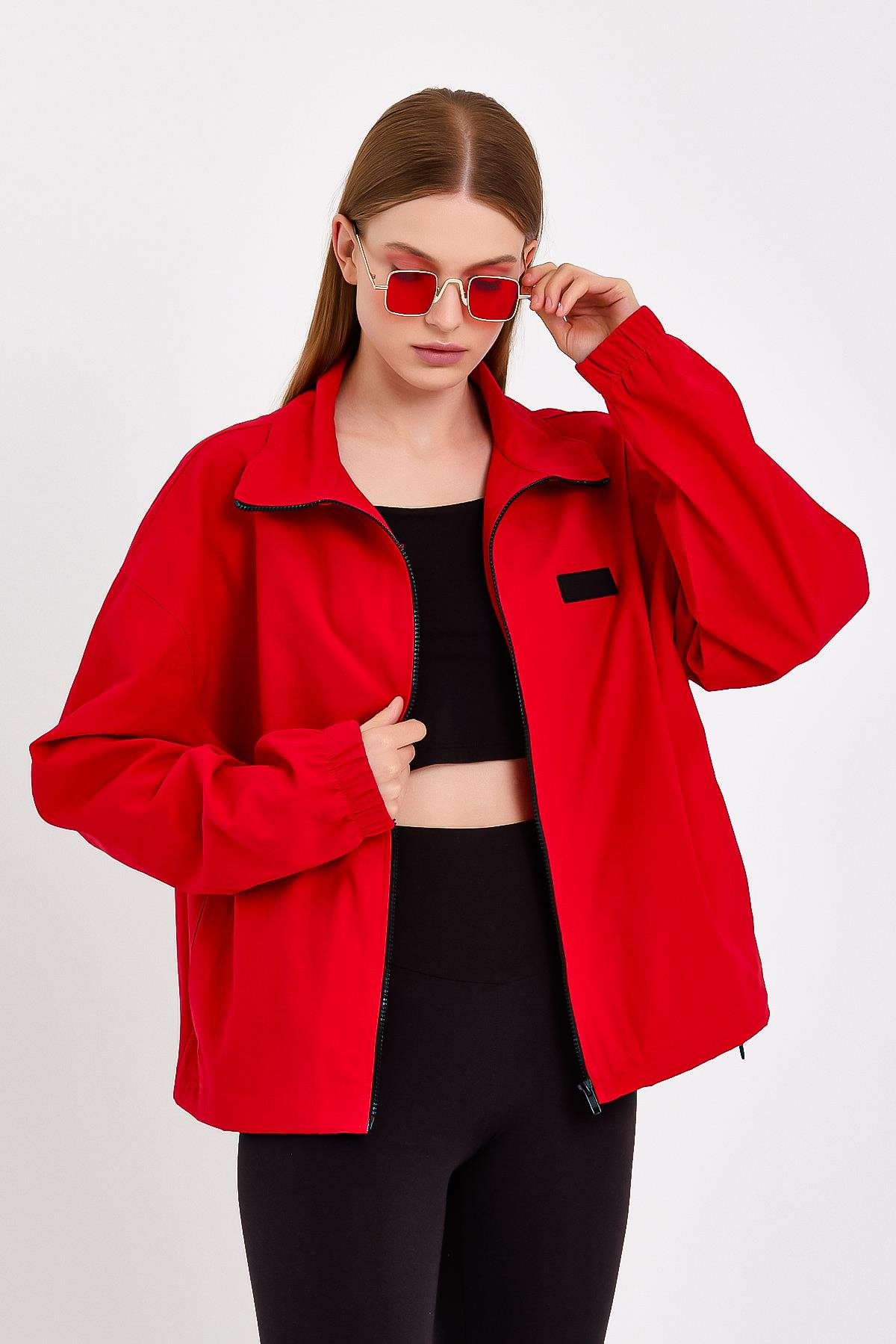 Kırmızı Yüksek Yaka Kadın Yağmurluk