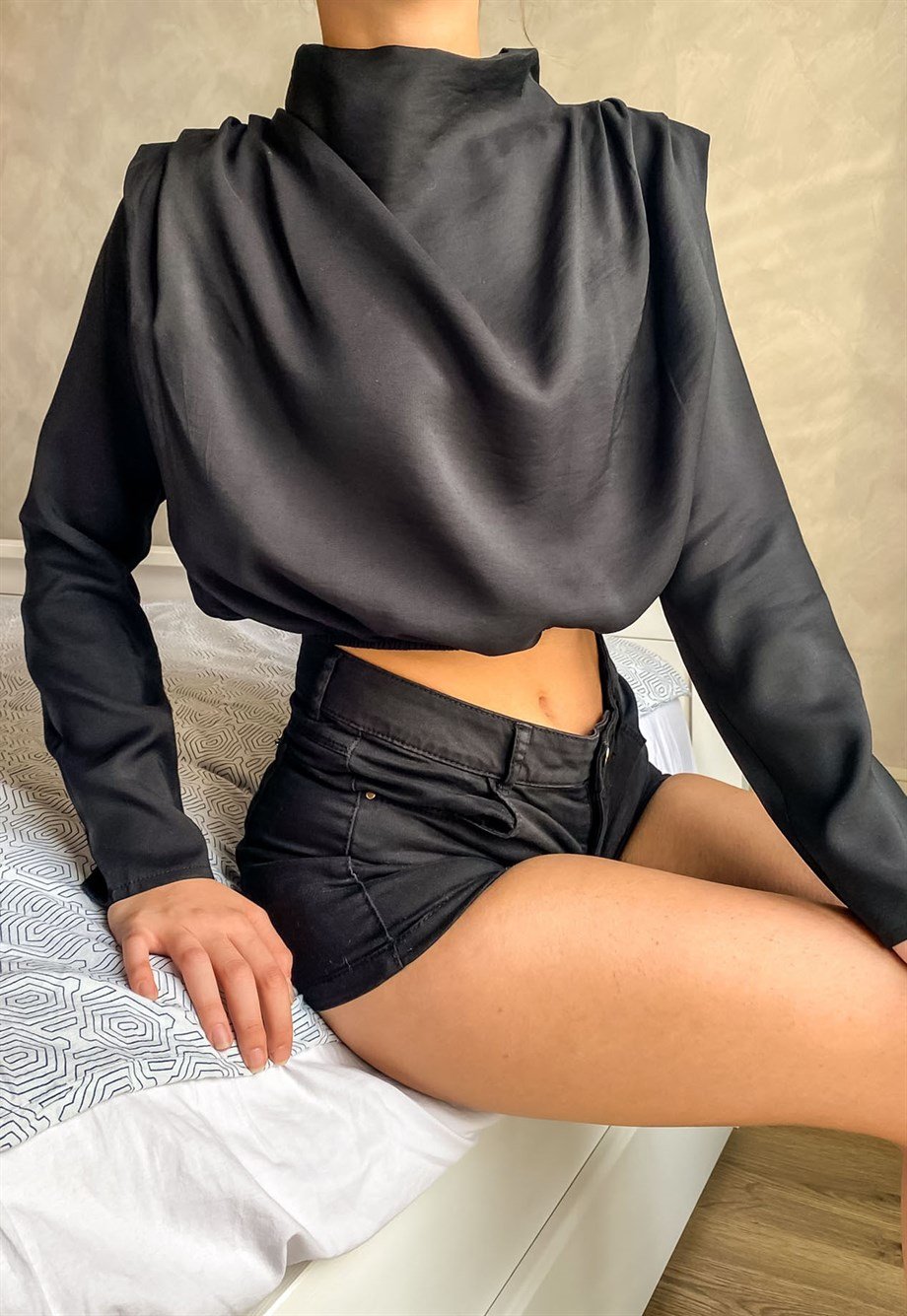 Omuzları Drapeli Siyah Saten Bluz
