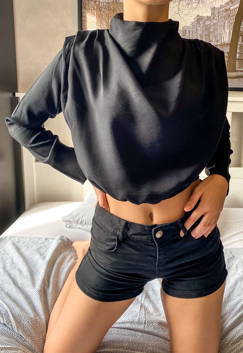 Omuzları Drapeli Siyah Saten Bluz