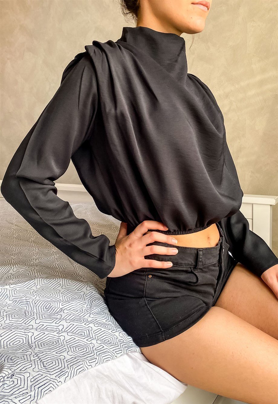 Omuzları Drapeli Siyah Saten Bluz
