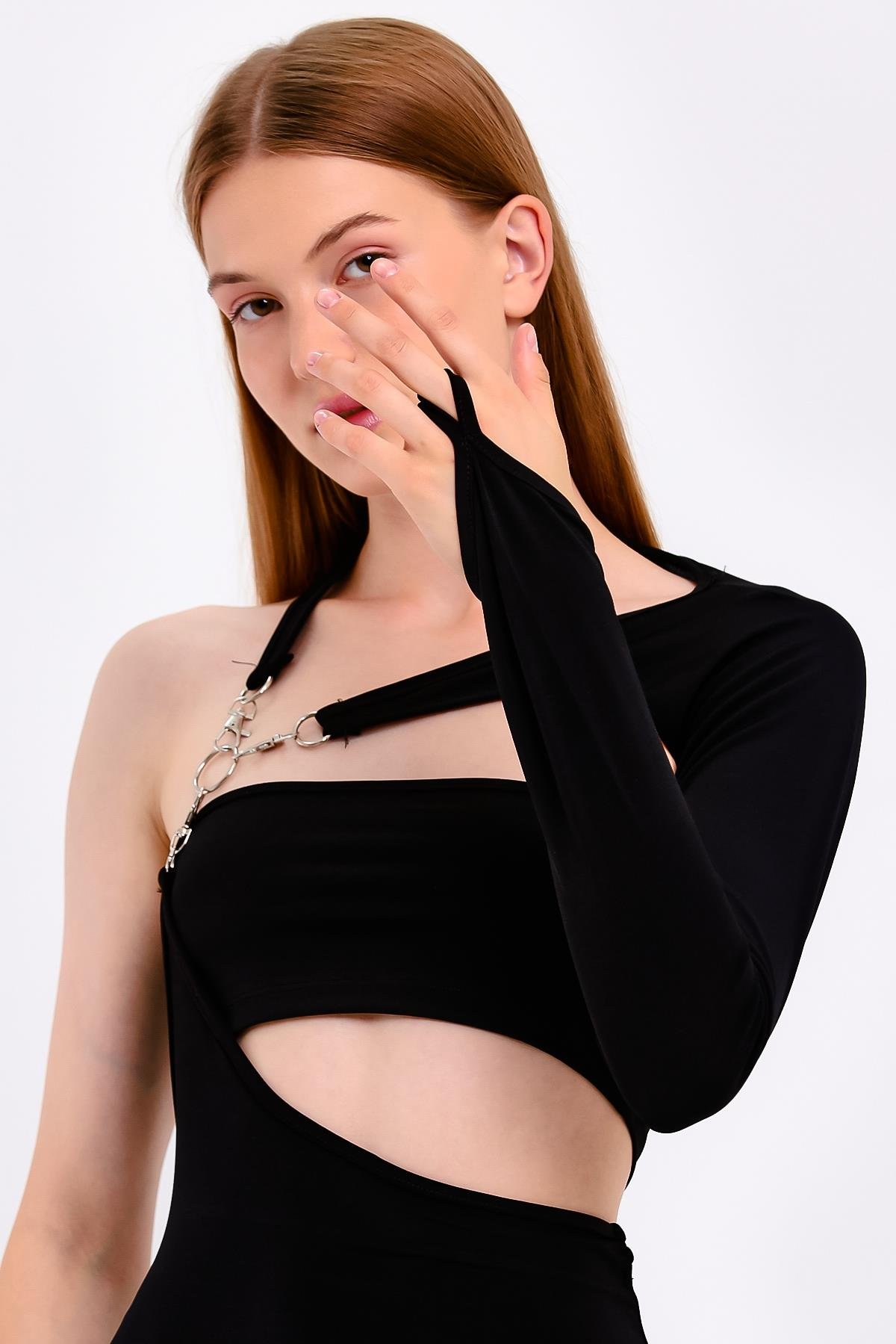 Parmak Geçmeli Asimetrik Kesim Siyah Elbise