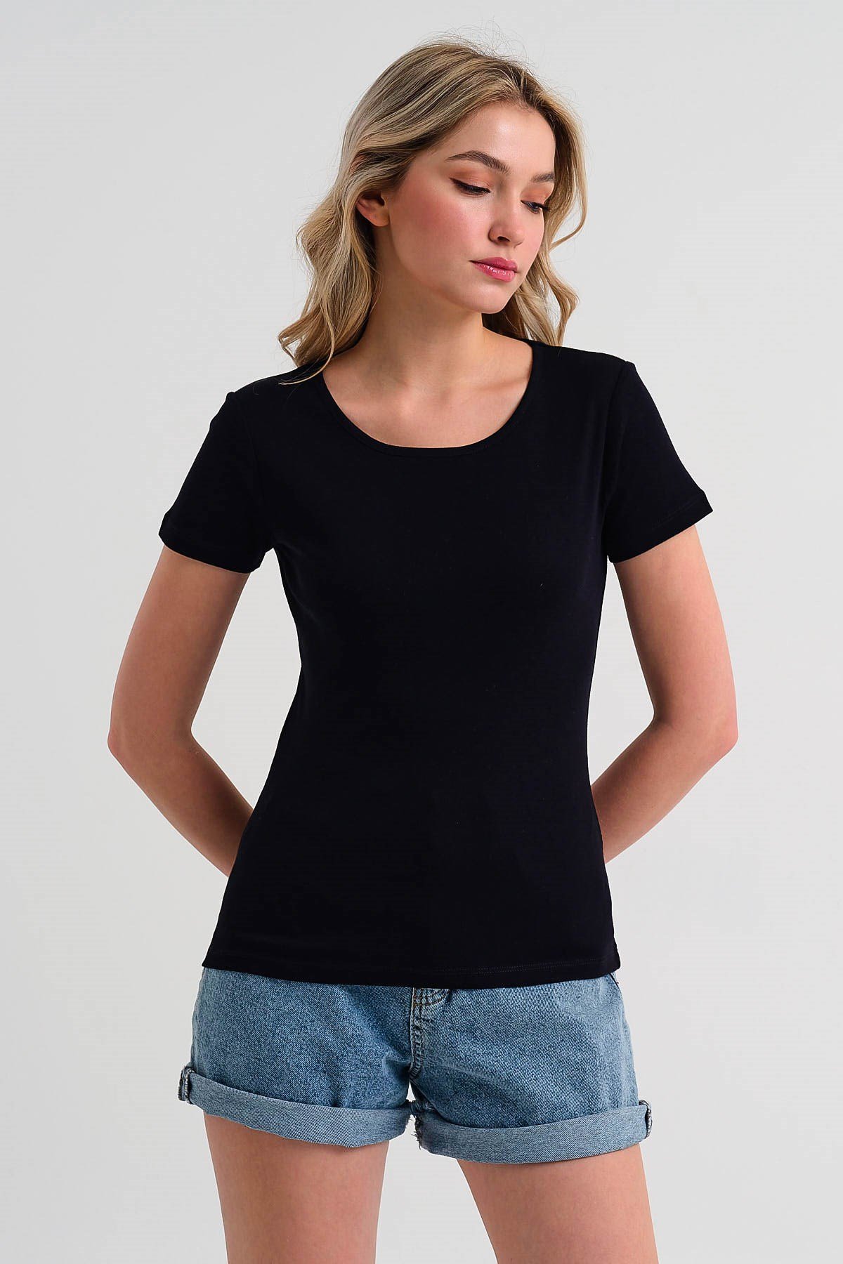 Siyah Bisiklet Yaka Kadın T-shirt