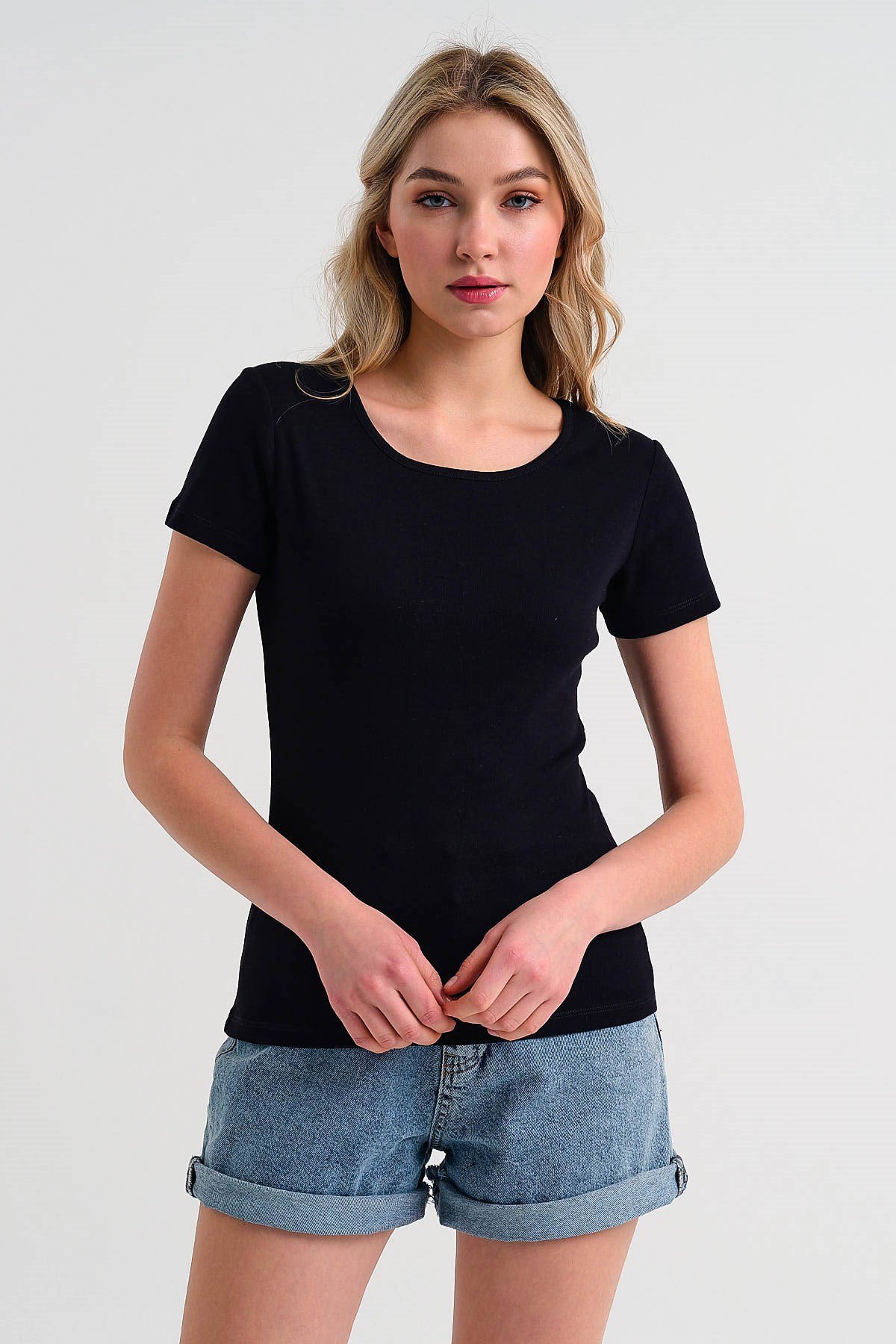 Siyah Bisiklet Yaka Kadın T-shirt
