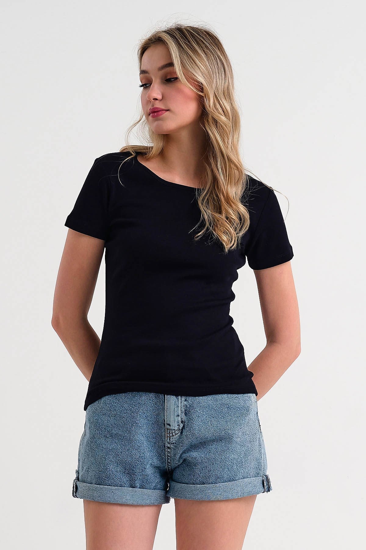 Siyah Bisiklet Yaka Kadın T-shirt