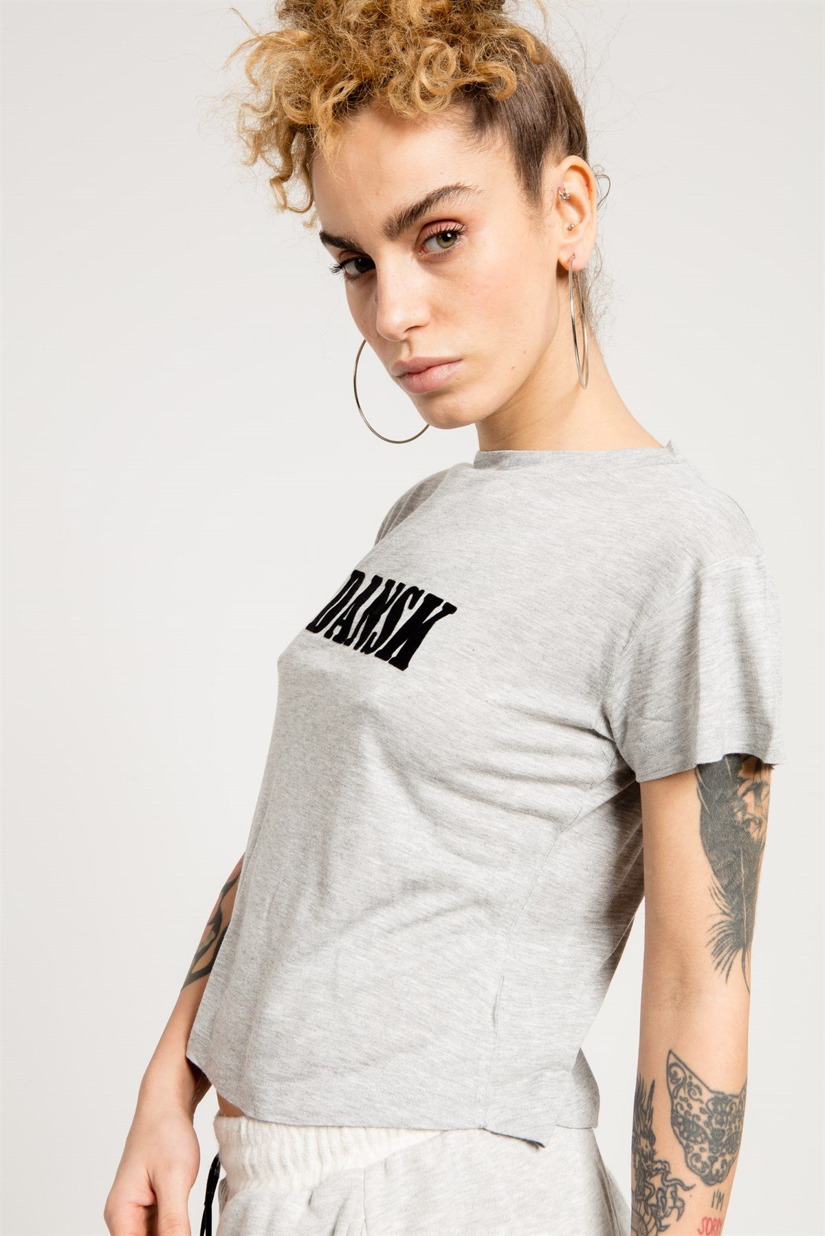 Siyah Flok Baskılı Gri Bisiklet Yaka Kadın T-shirt