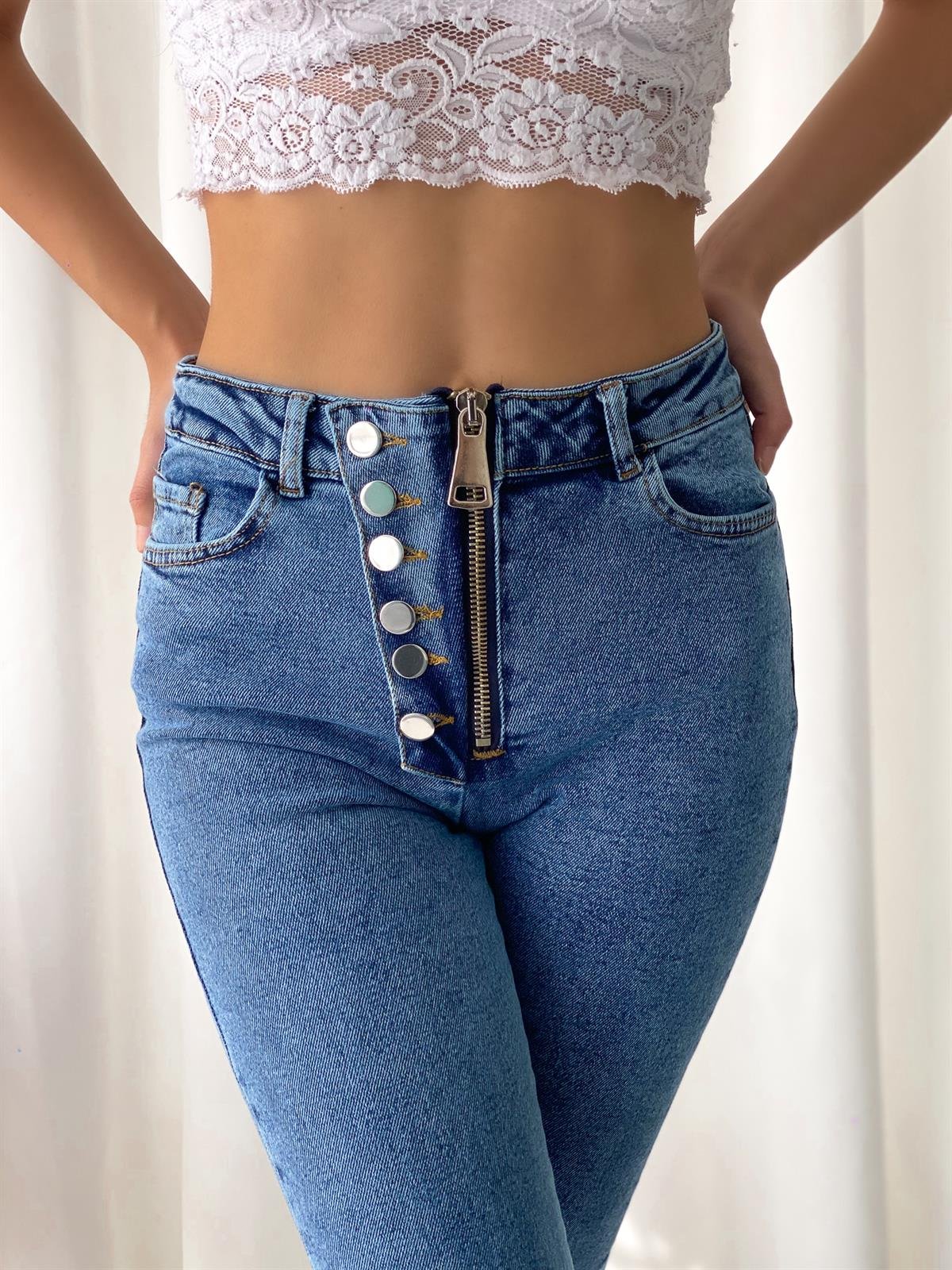  önü düğme ve fermuar detaylı yırtmaçlı likralı denim pantolon