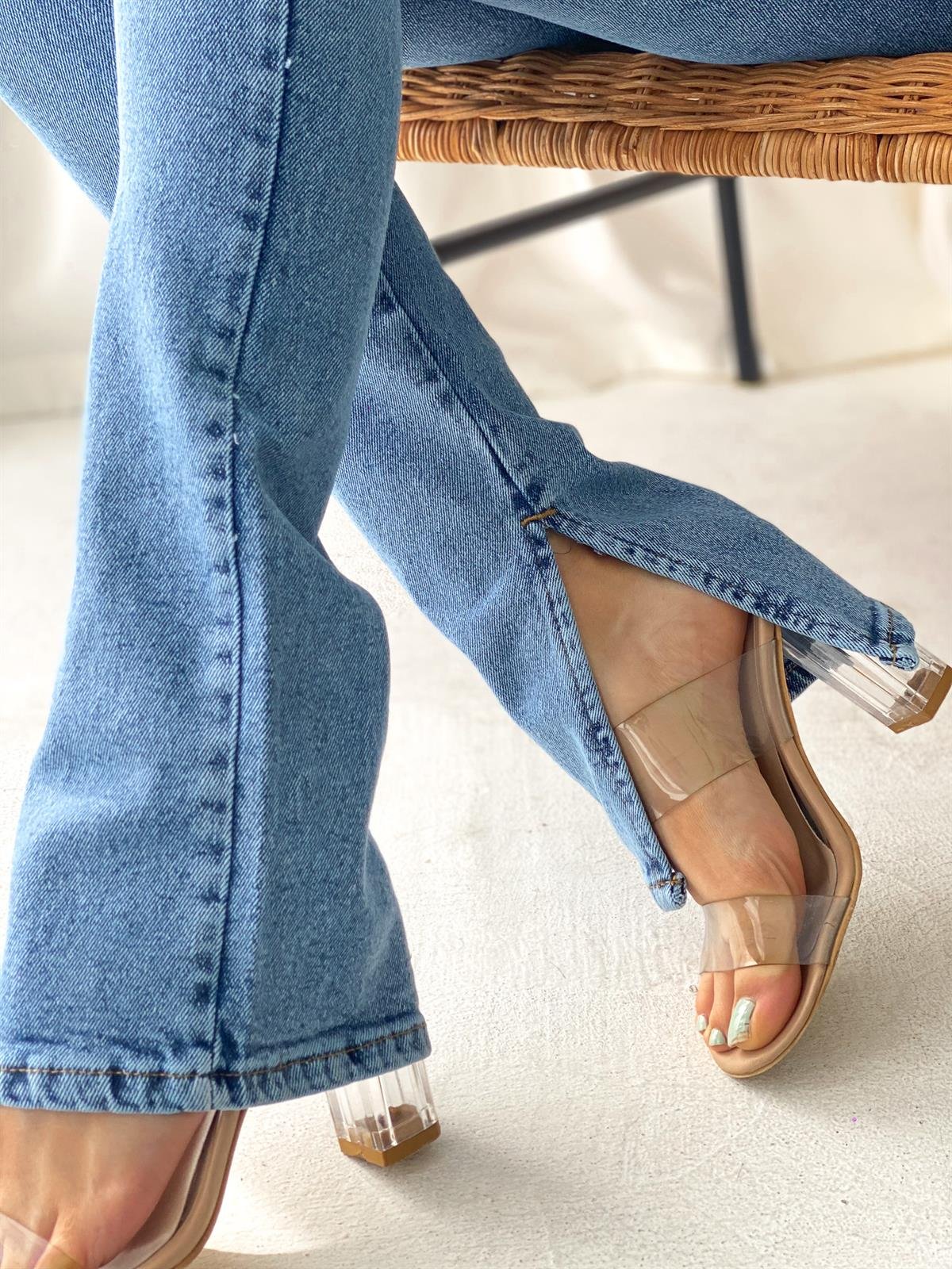  önü düğme ve fermuar detaylı yırtmaçlı likralı denim pantolon