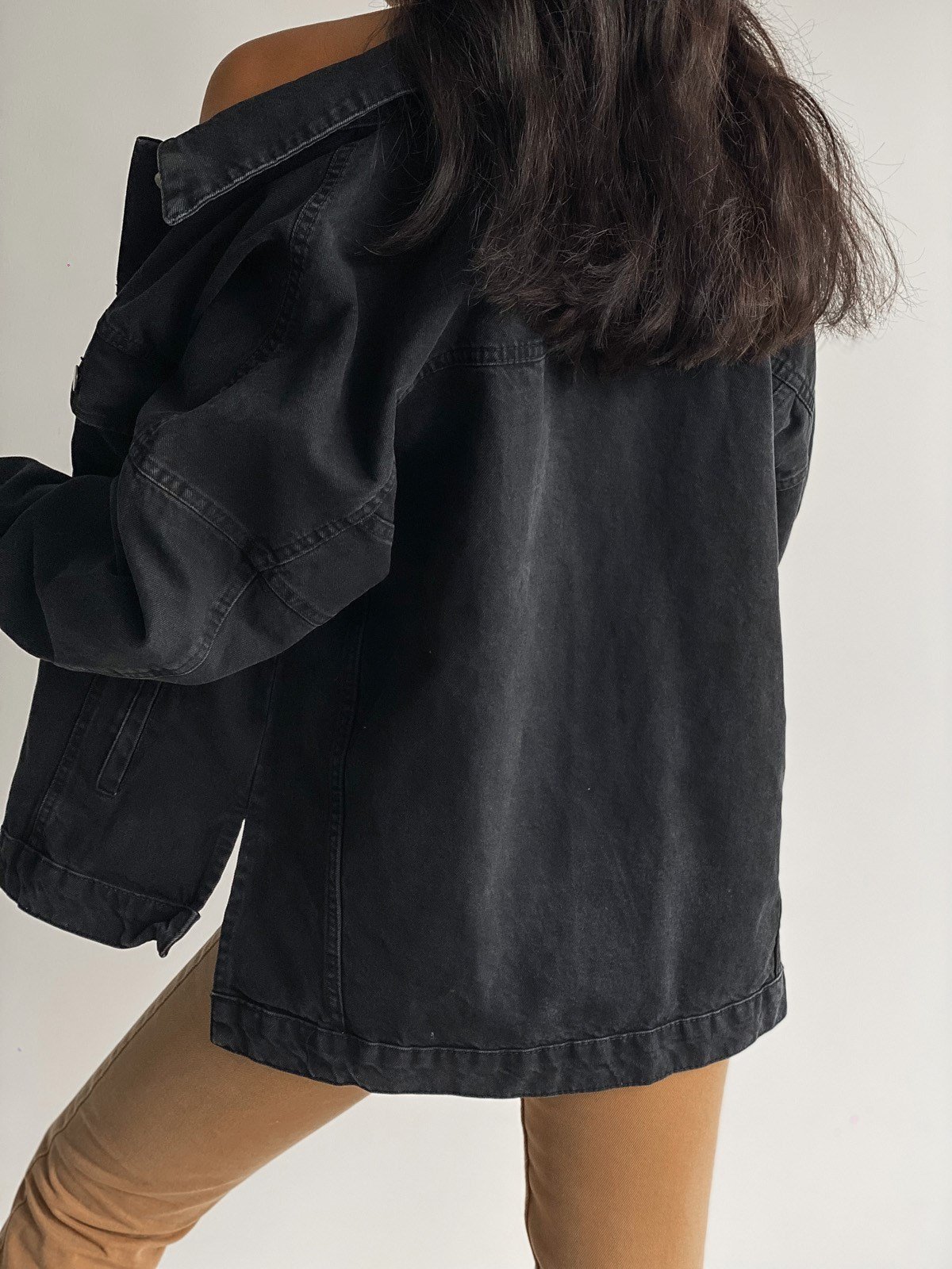 Siyah yırtmaçlı oversize kot ceket