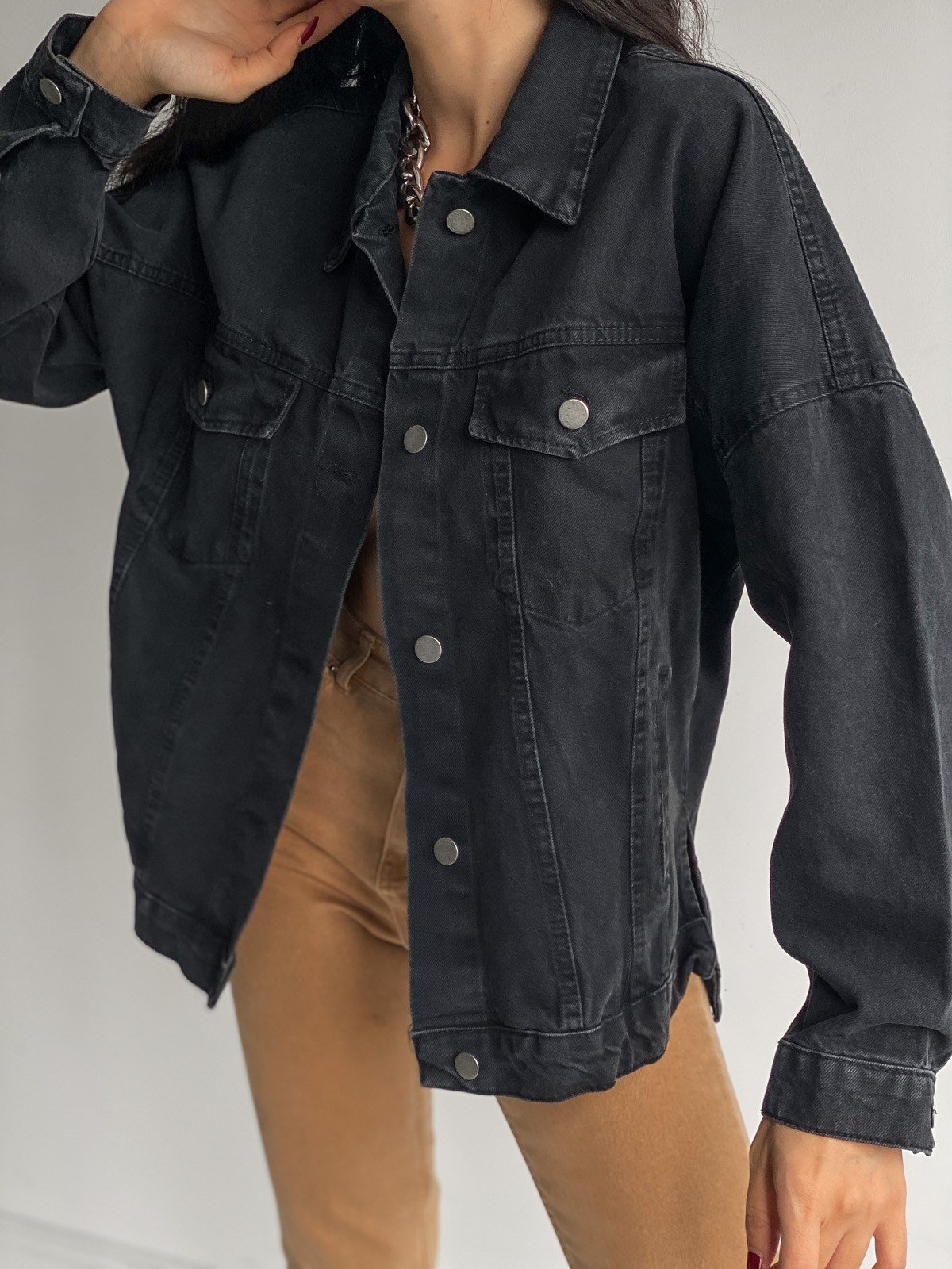 Siyah yırtmaçlı oversize kot ceket
