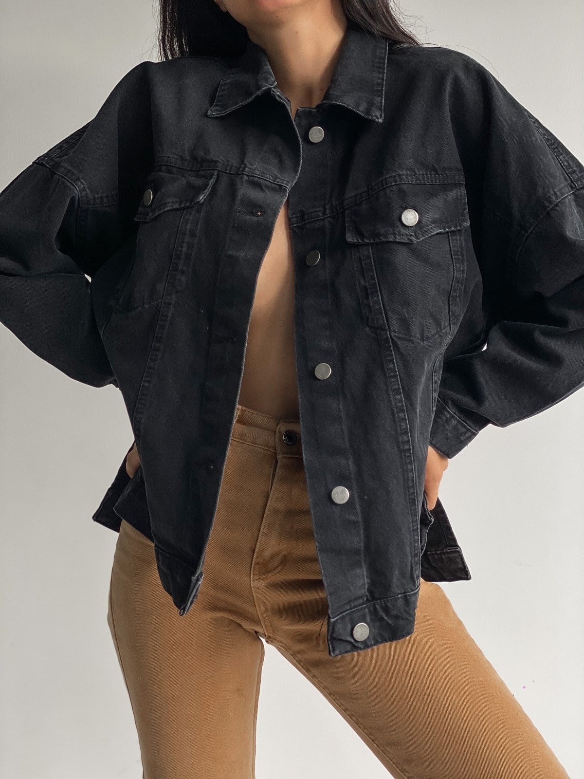 Siyah yırtmaçlı oversize kot ceket