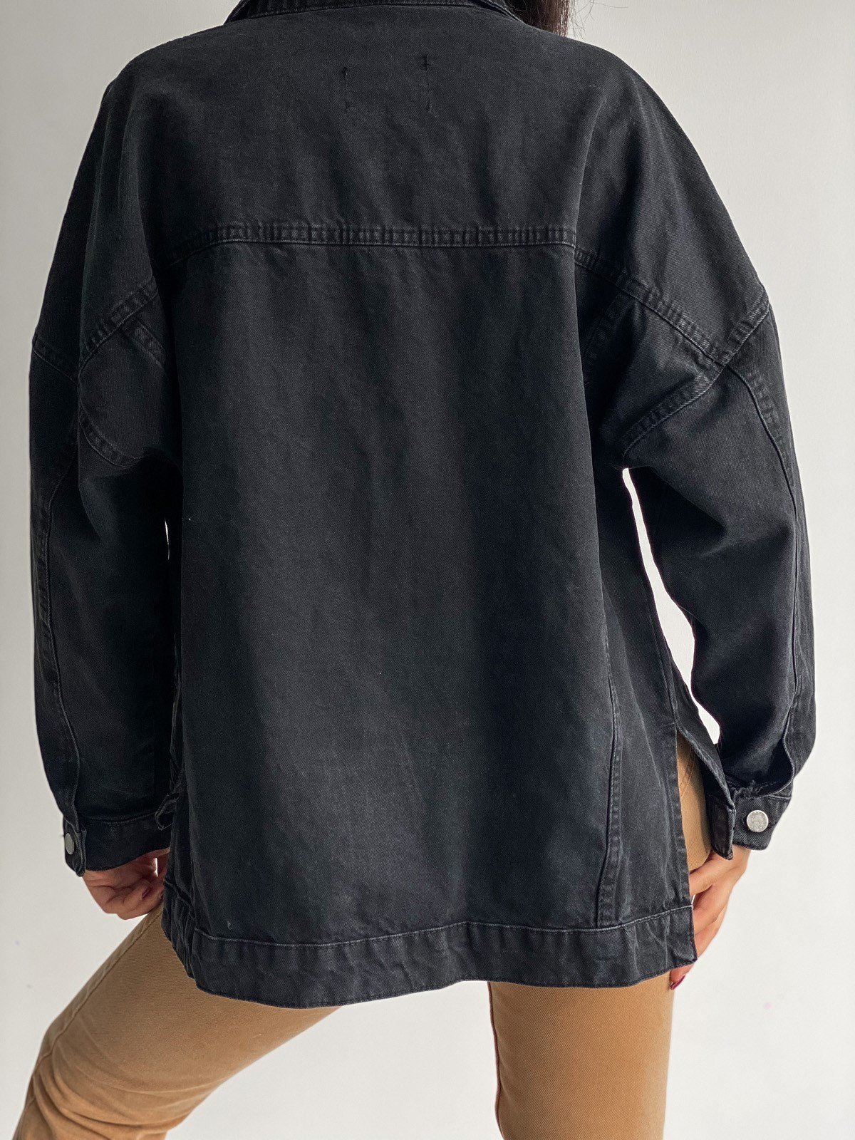 Siyah yırtmaçlı oversize kot ceket