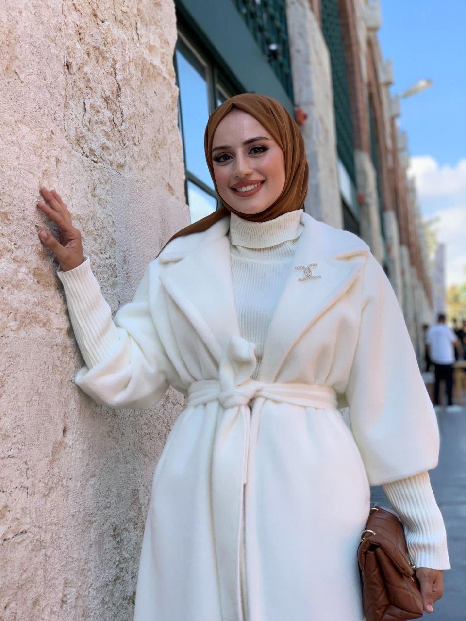 Bronş Detaylı Uzun Kaban Beyaz