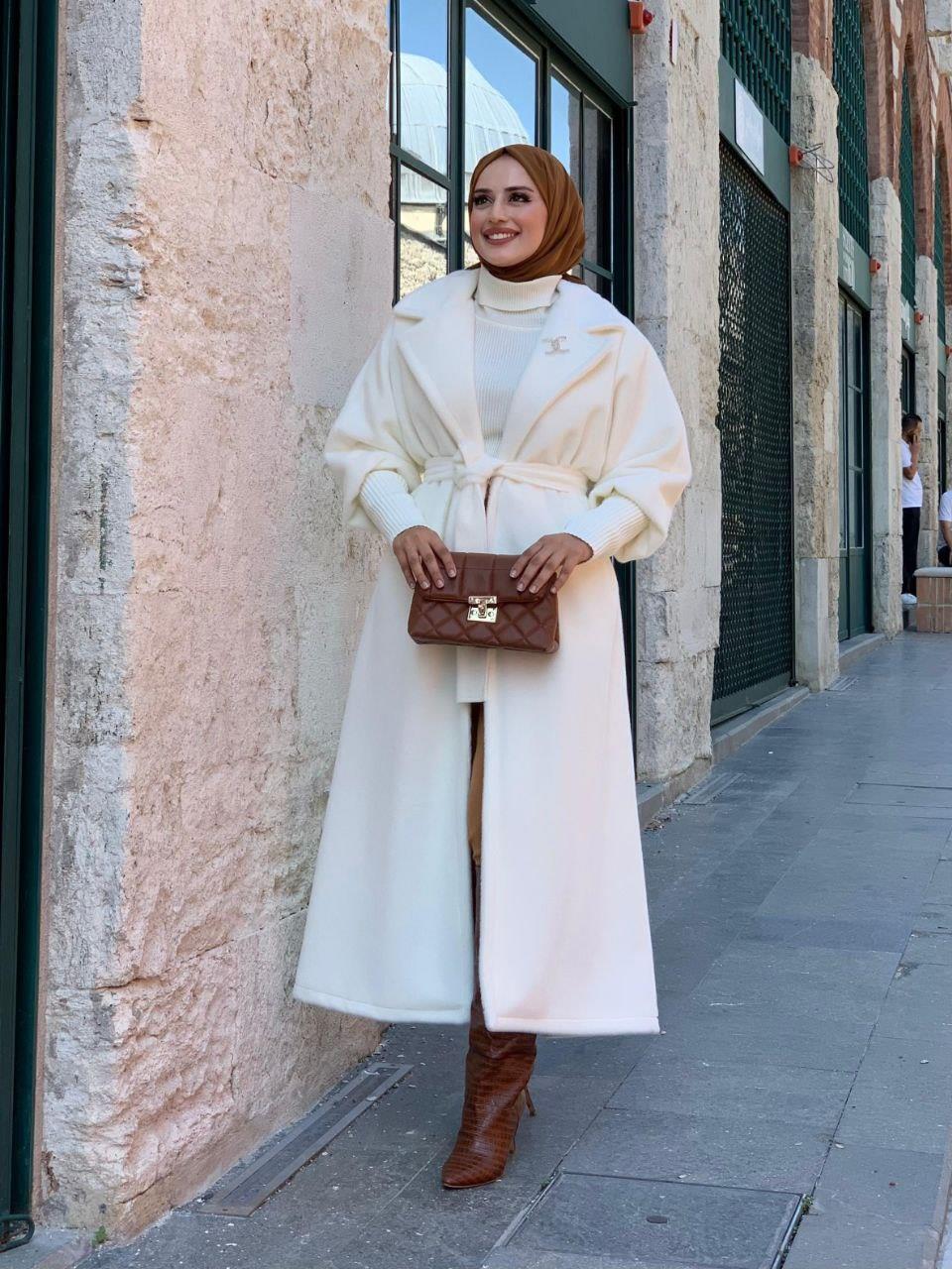 Bronş Detaylı Uzun Kaban Beyaz