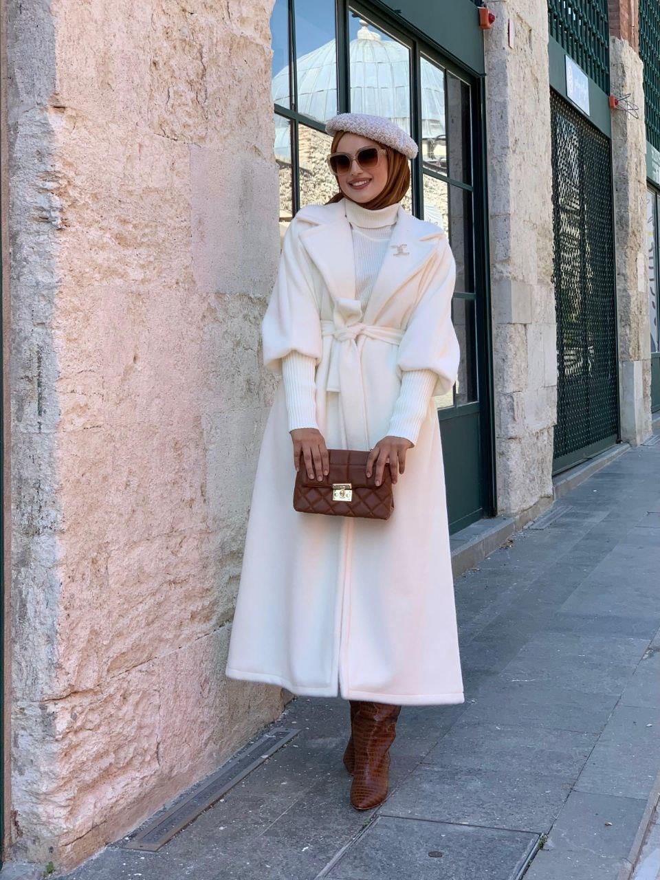 Bronş Detaylı Uzun Kaban Beyaz