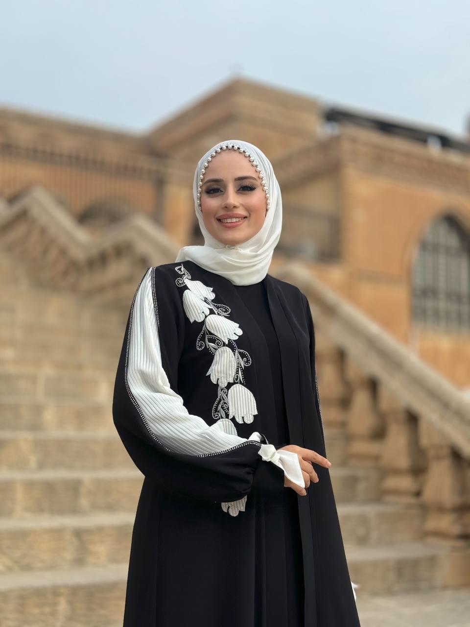 Çiçek Detaylı Abaya Siyah