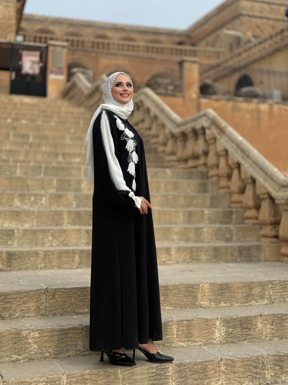 Çiçek Detaylı Abaya Siyah