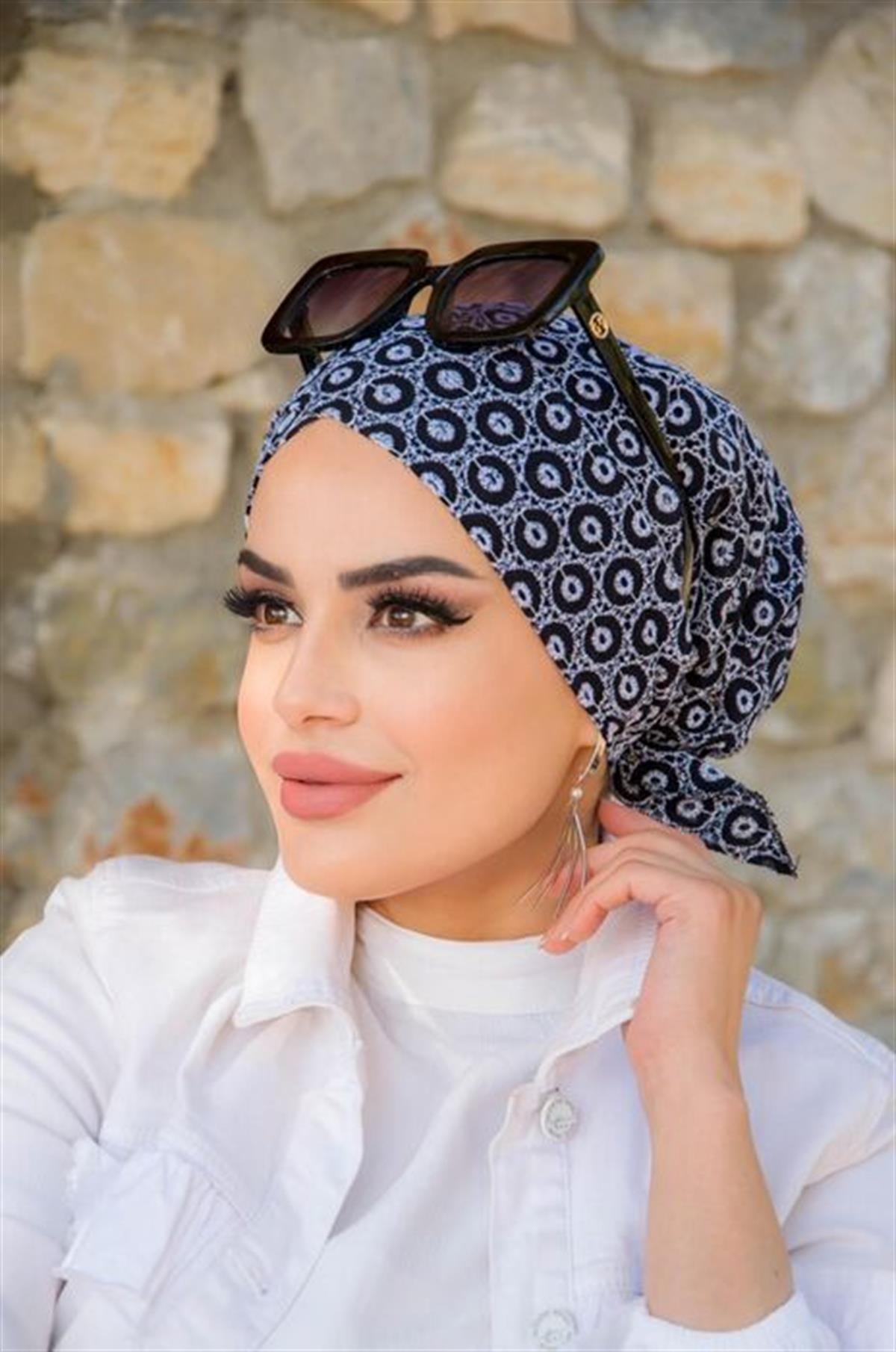 Siyah Desenli Çapraz Bone