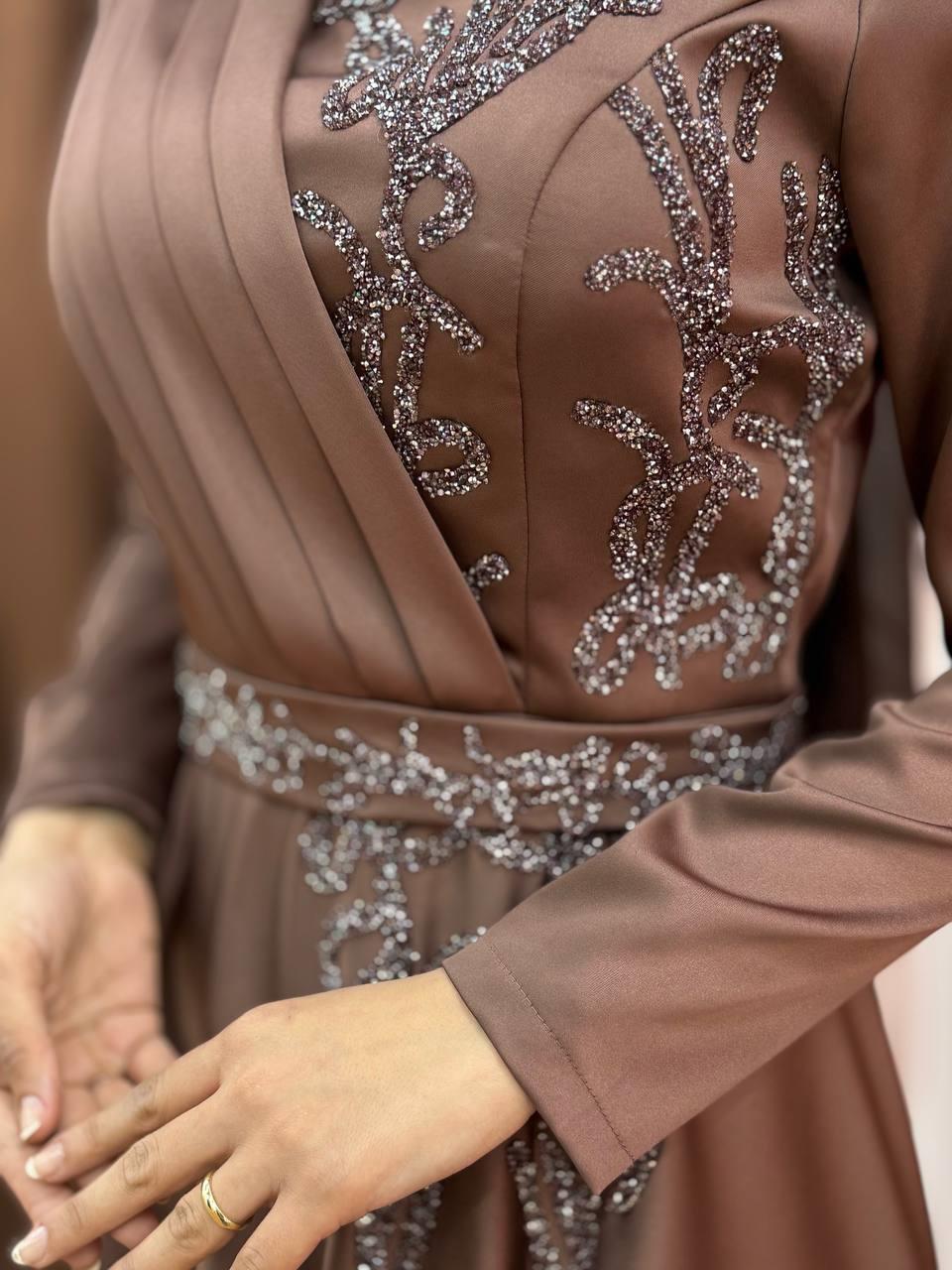 Taşli Kemer Aksesuarlı Saten Abiye Elbise Kahverengi