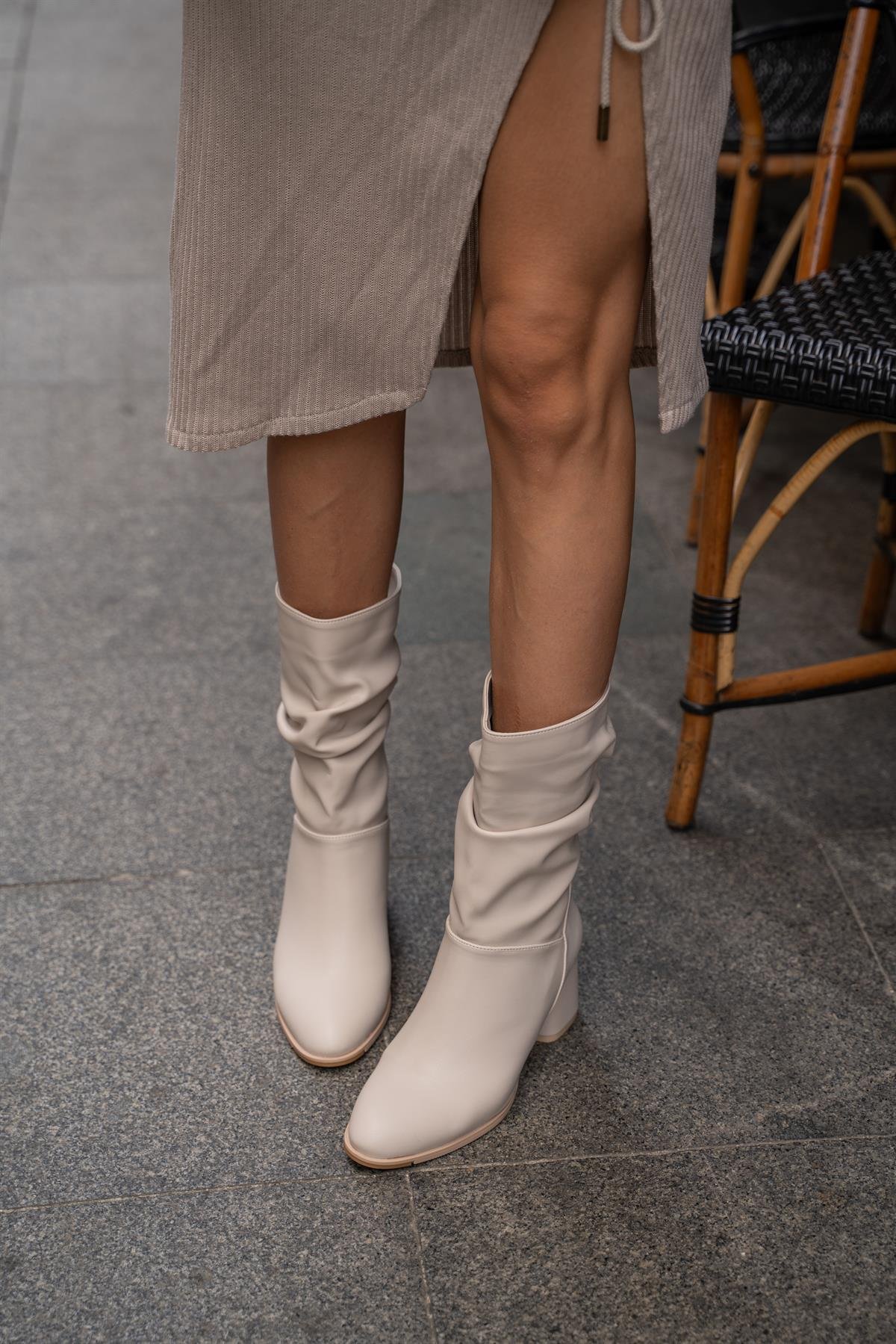 Bej Kadın Büzgü Detaylı Topuklu Kadın çizme