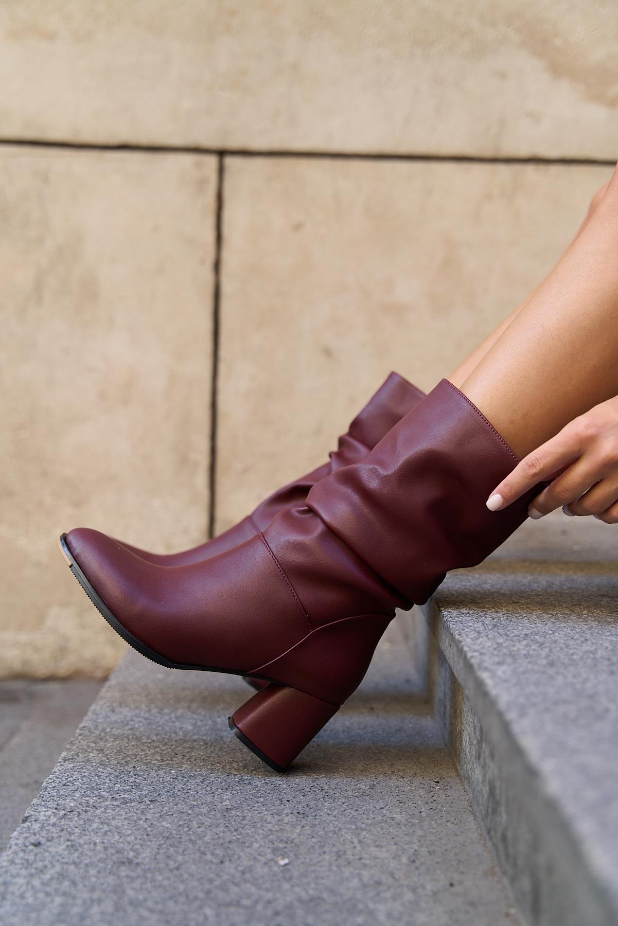 Büzgü Detaylı Topuklu Kadın Çizme Bordo