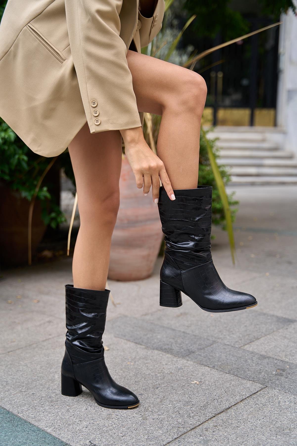 Büzgü Detaylı Topuklu Kadın Çizme Siyah Kroko