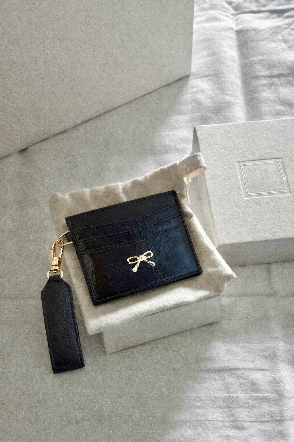 Fiyonk Detaylı Anahtarlıklı Parlak PU Deri Kartlık Siyah