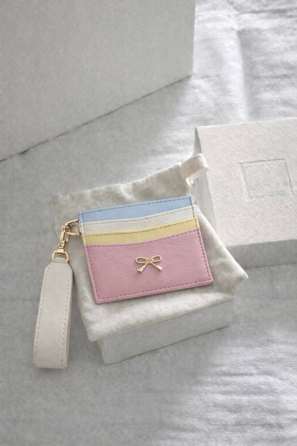 Fiyonk Detaylı Anahtarlıklı Parlak PU Deri Kartlık Çok Renkli