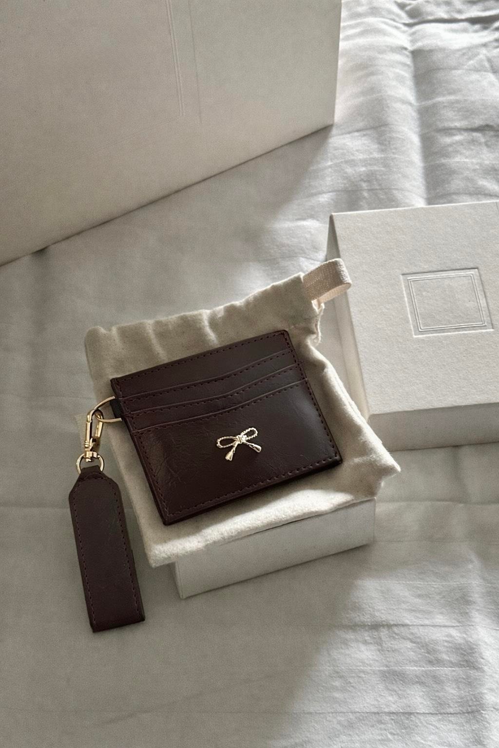 Fiyonk Detaylı Anahtarlıklı Parlak PU Deri Kartlık Kahverengi