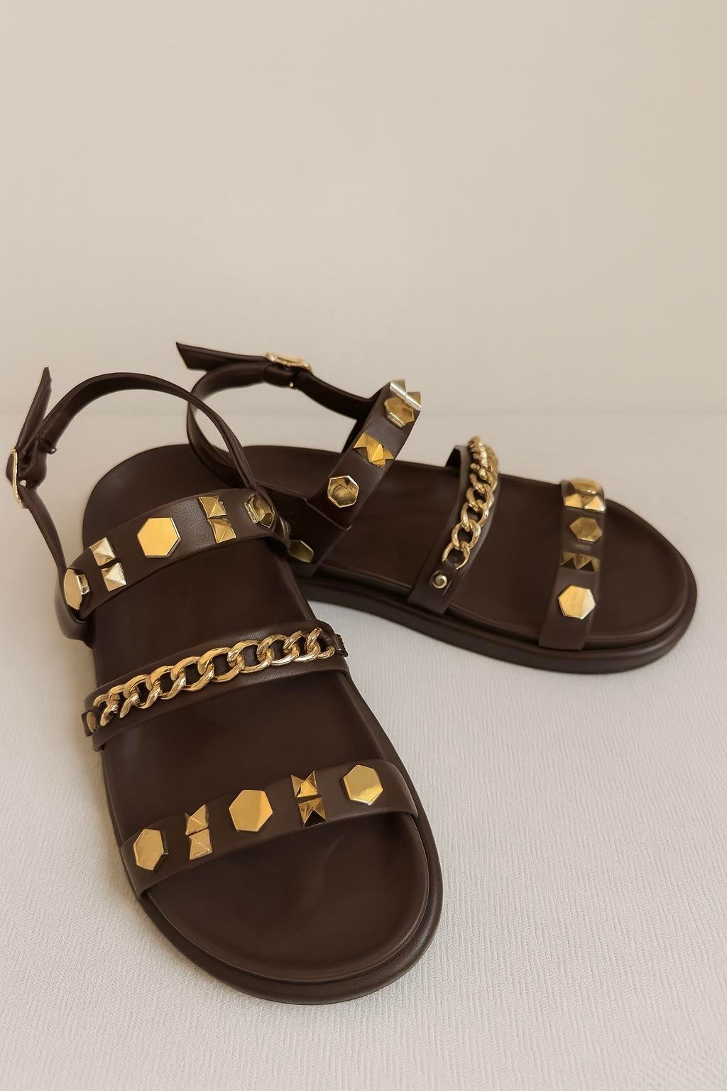 Kadın Zincir ve Gold Metal Detaylı Yazlık Bohem Şık Kalın Taban Sandalet Kahverengi