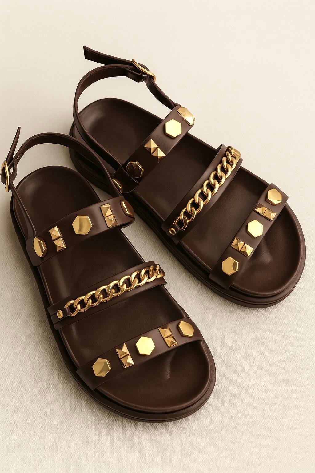 Kadın Zincir ve Gold Metal Detaylı Yazlık Bohem Şık Kalın Taban Sandalet Kahverengi